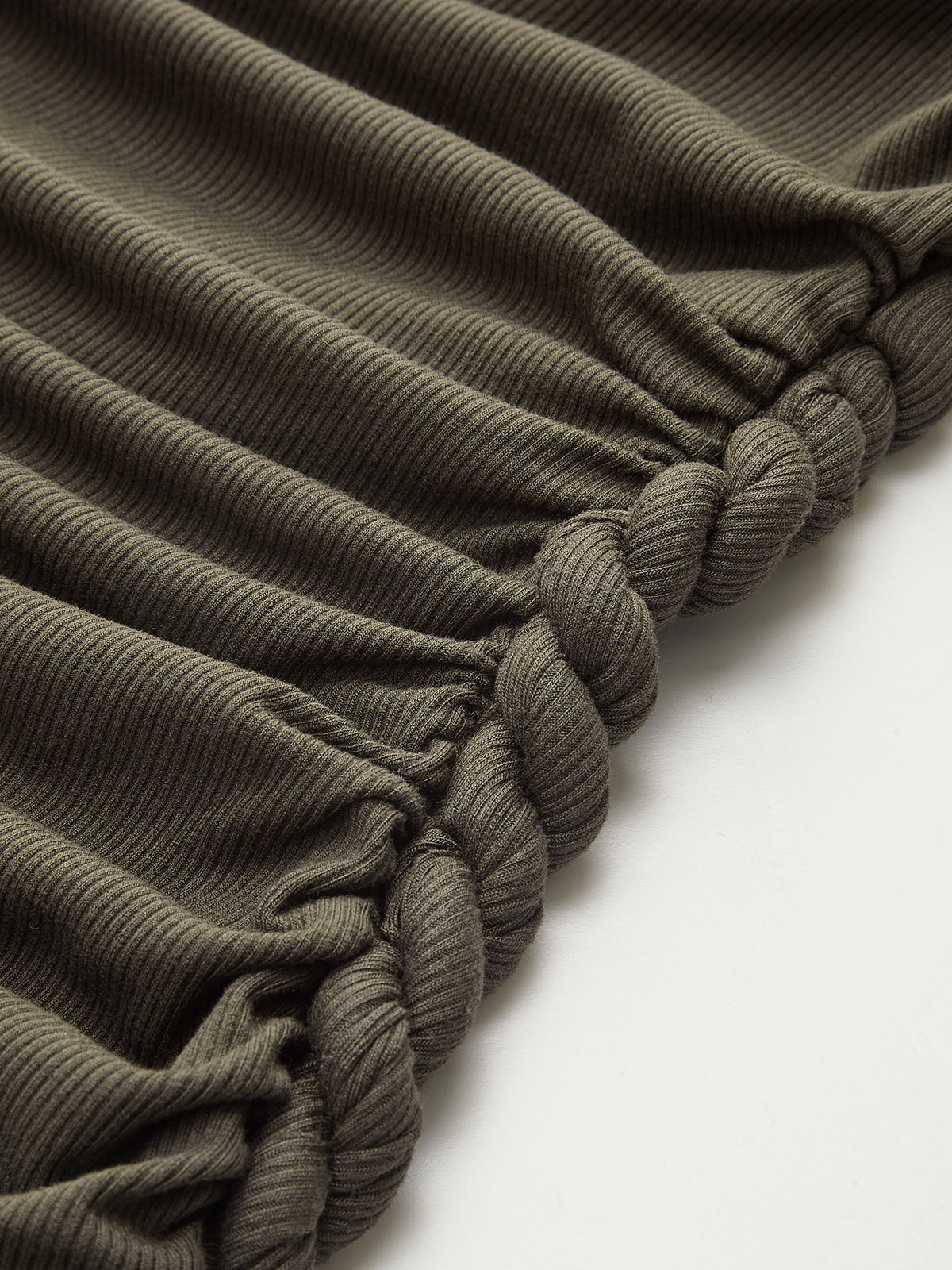 Robe courte asymétrique à fronces et corde tressée