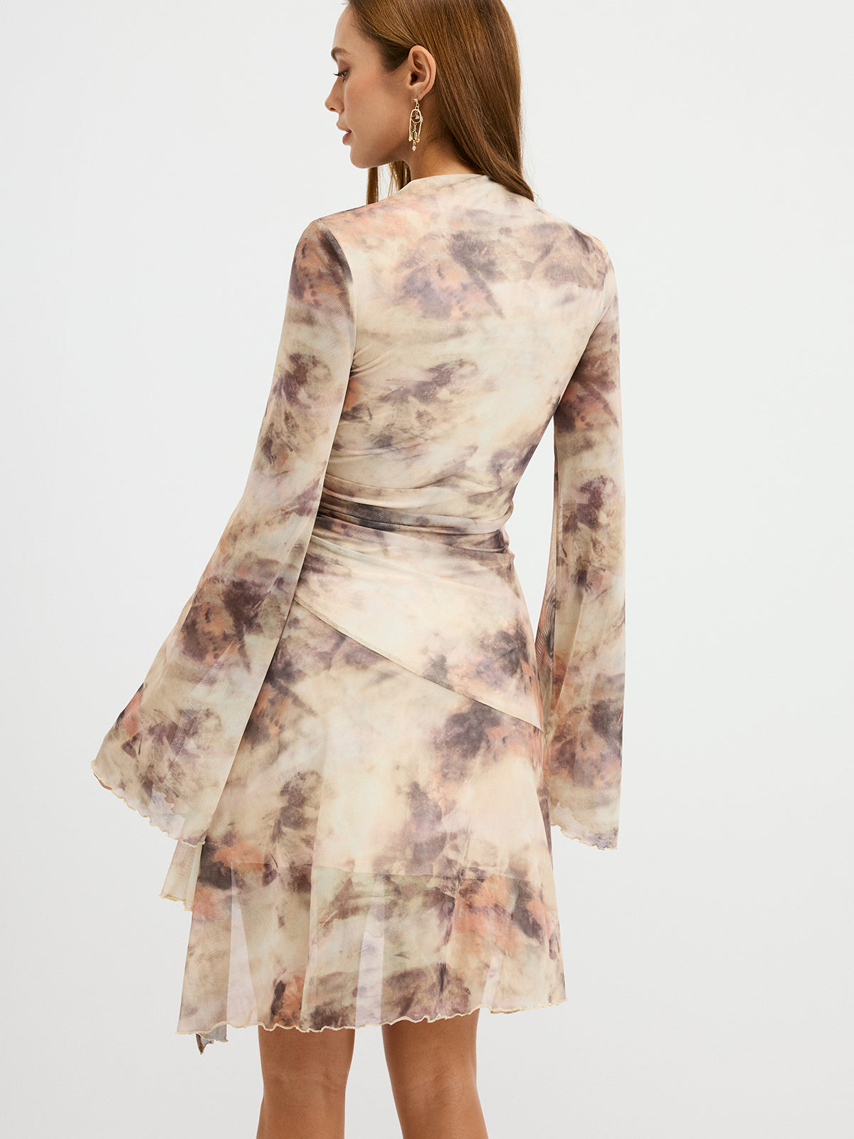 Mini-Kleid mit Batikmuster, ausgestellten Ärmeln und Raffungen