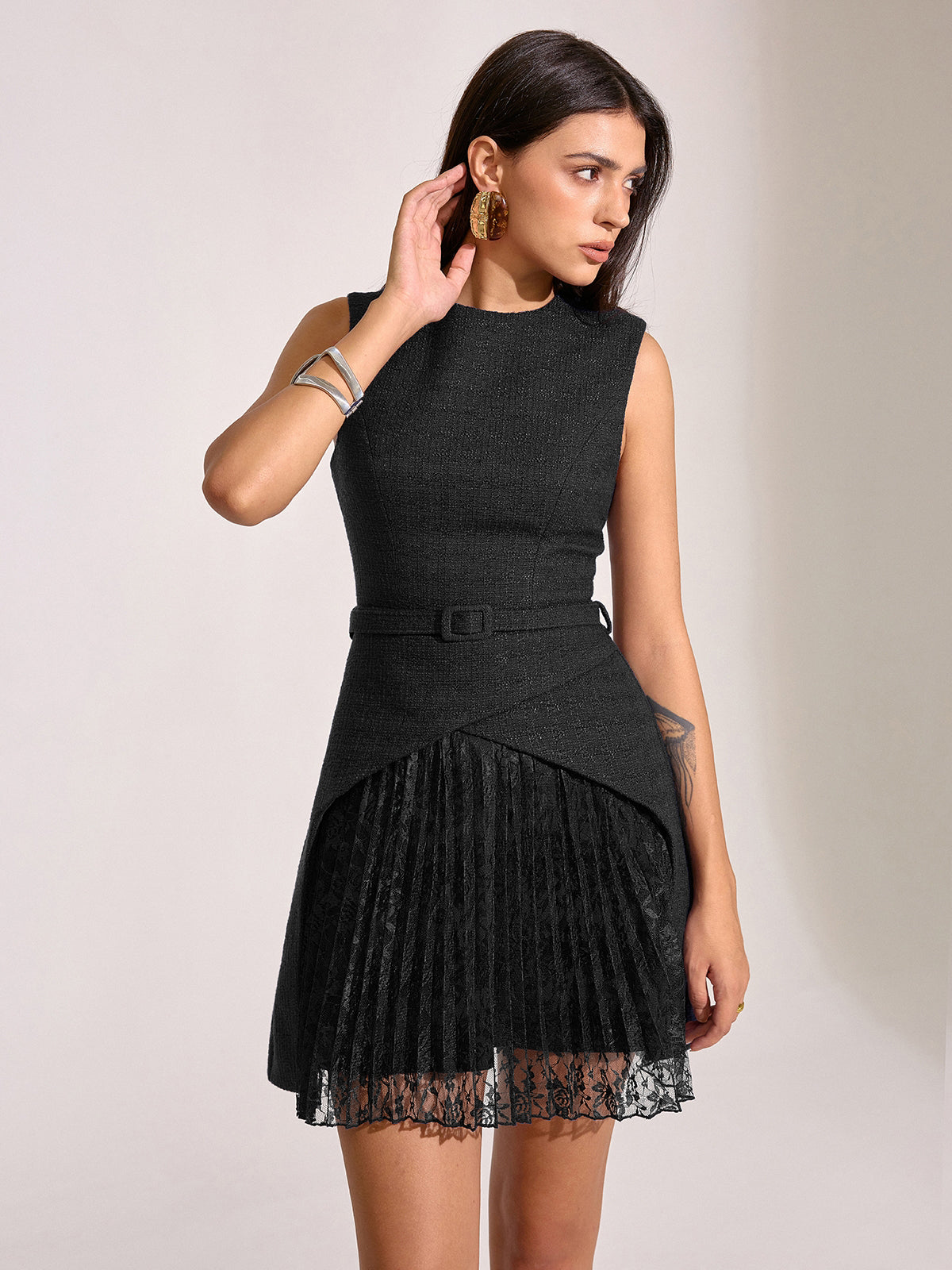 Mini-robe plissée en dentelle avec ceinture