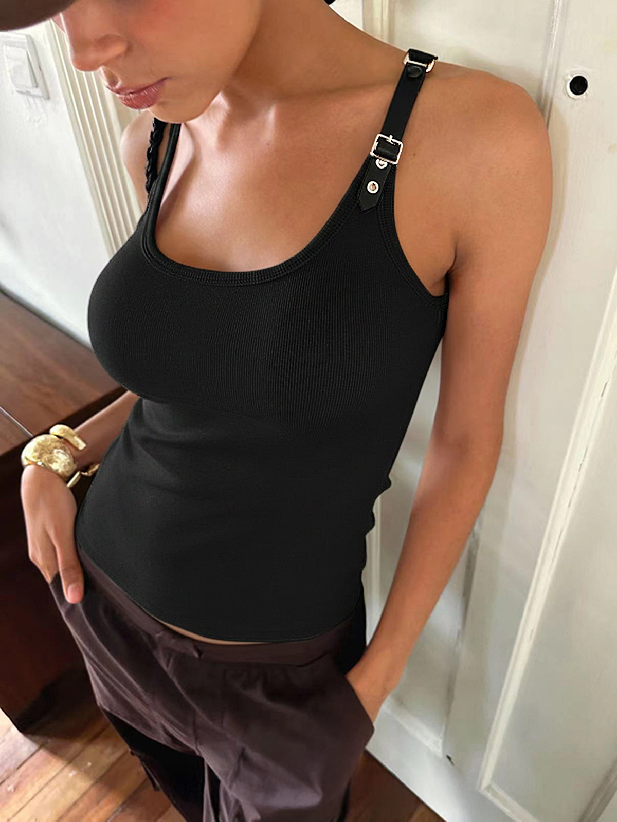 Geripptes dehnbares Kunstleder-Tanktop mit Schnalle im Vintage-Stil