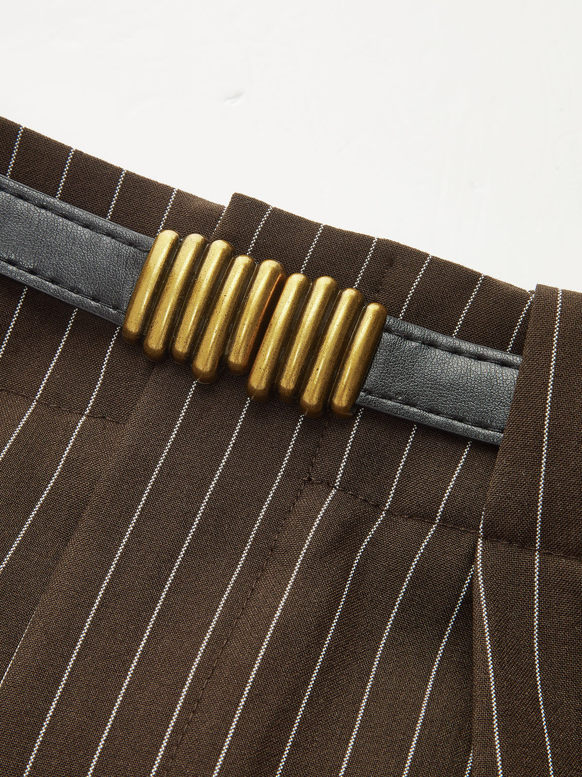 Gestreifte Bundfaltenhose mit Gürtel