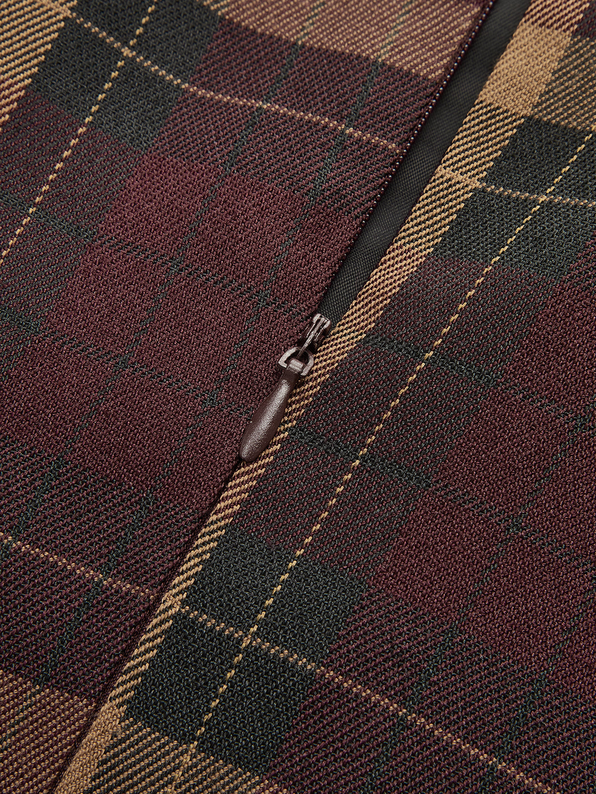Mini-robe plissée sans manches à carreaux et détails métalliques