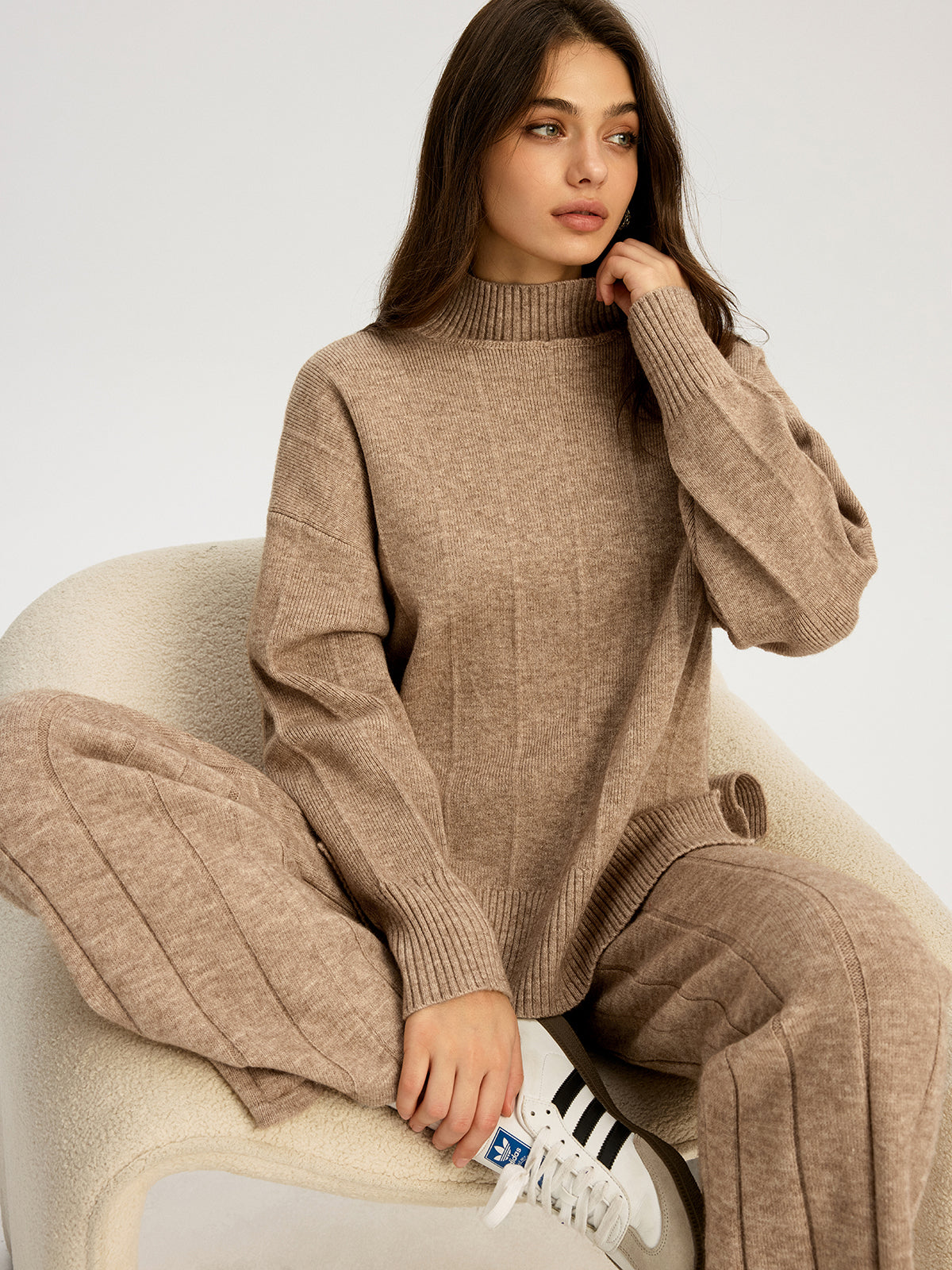 Ensemble pull à grosses côtes douces à coutures apparentes et pantalon ample