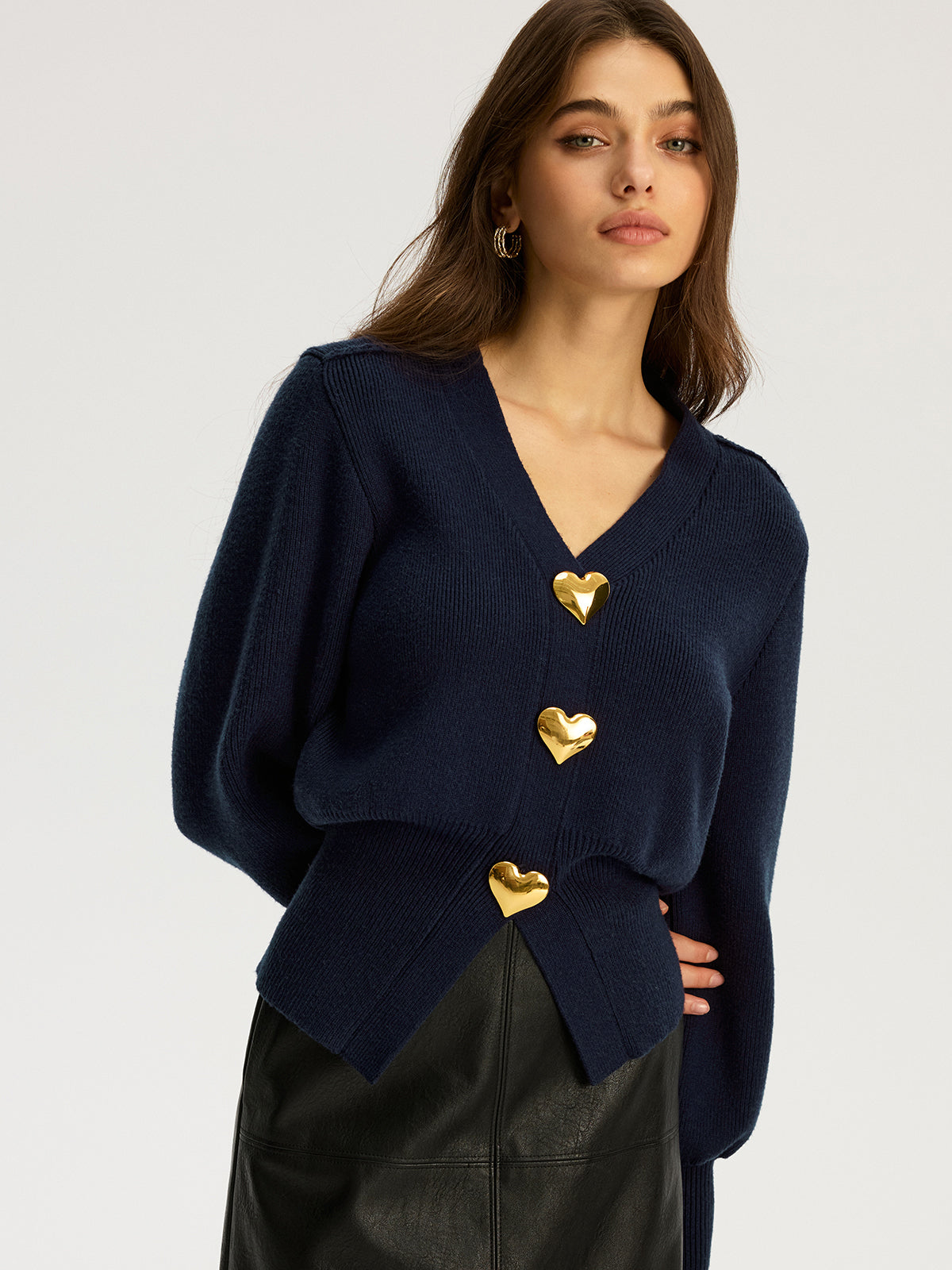 Strickpullover mit Herz-Metalldetail und V-Ausschnitt