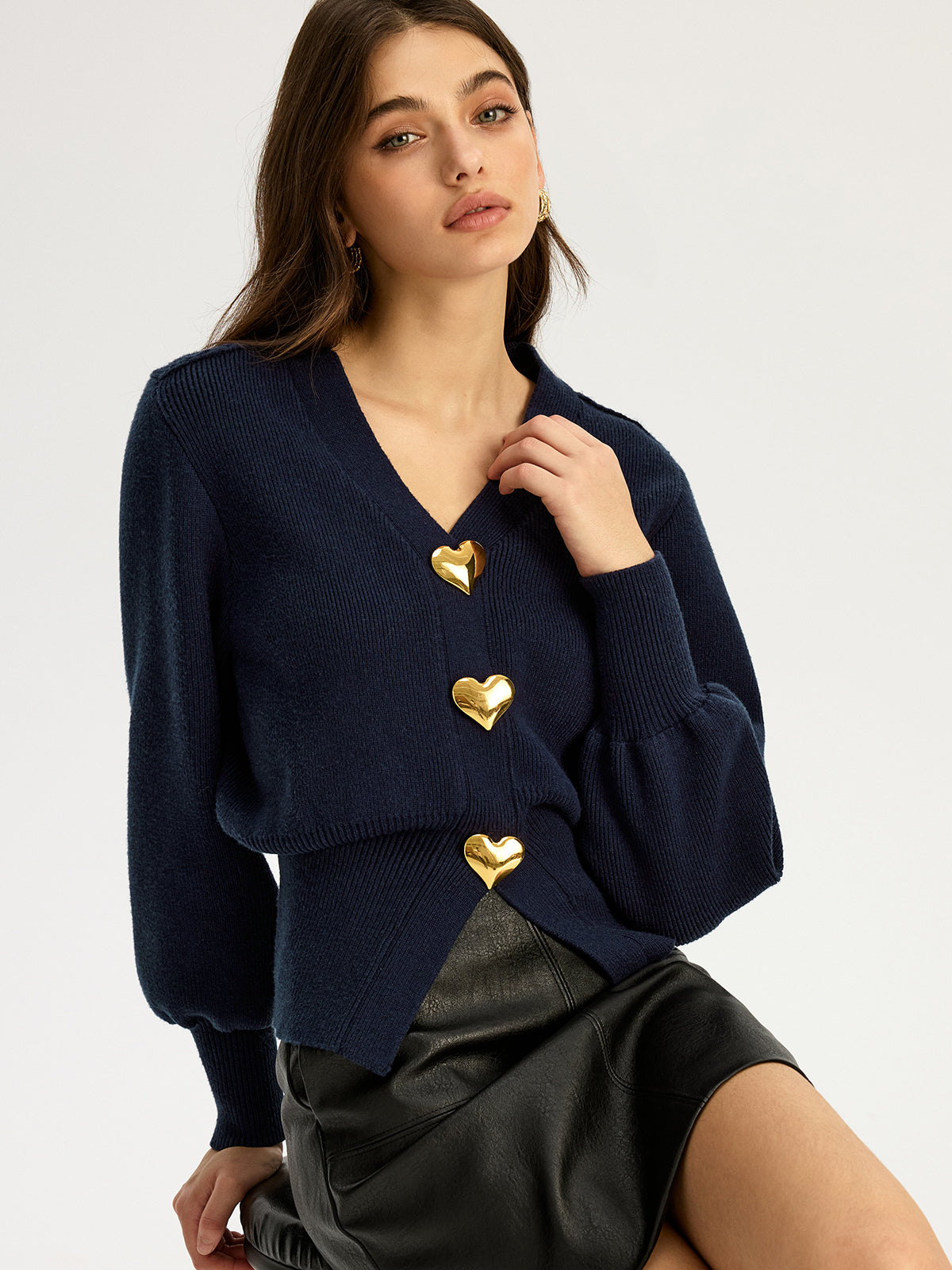 Strickpullover mit Herz-Metalldetail und V-Ausschnitt