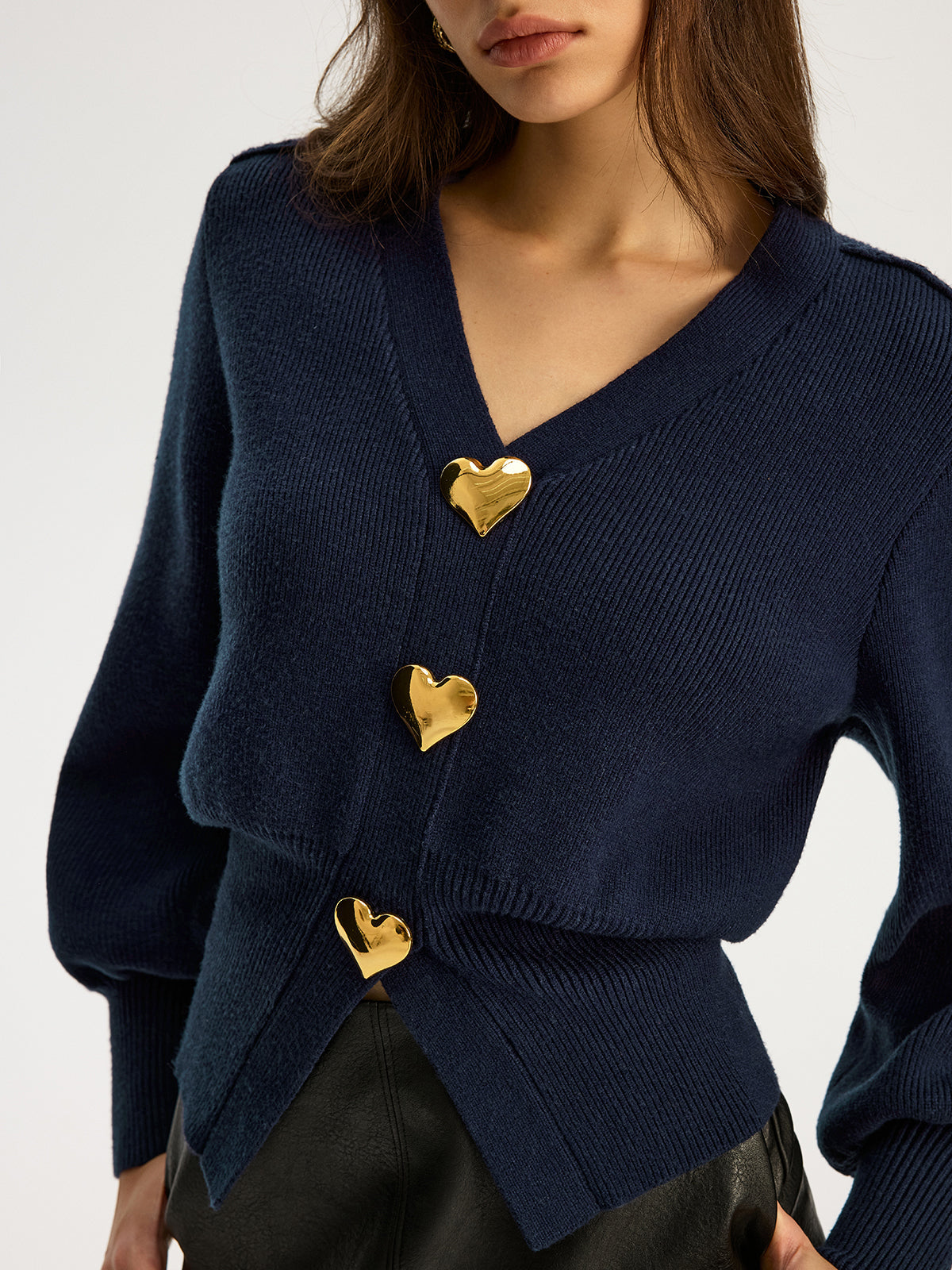 Strickpullover mit Herz-Metalldetail und V-Ausschnitt