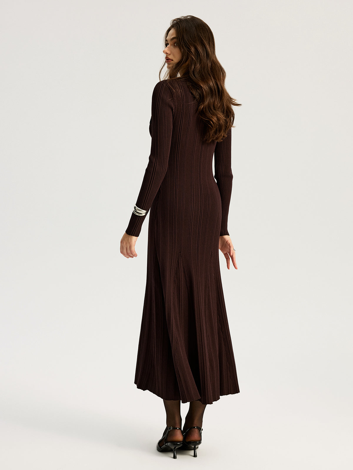 Maxikleid aus Strick mit Revers und Metalldetails