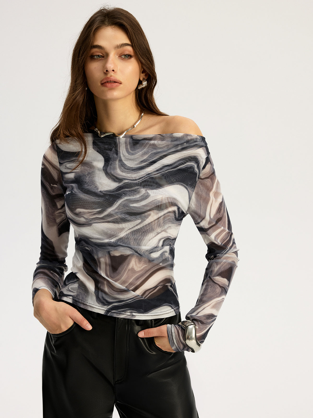 Haut à épaules dénudées en maille orageuse