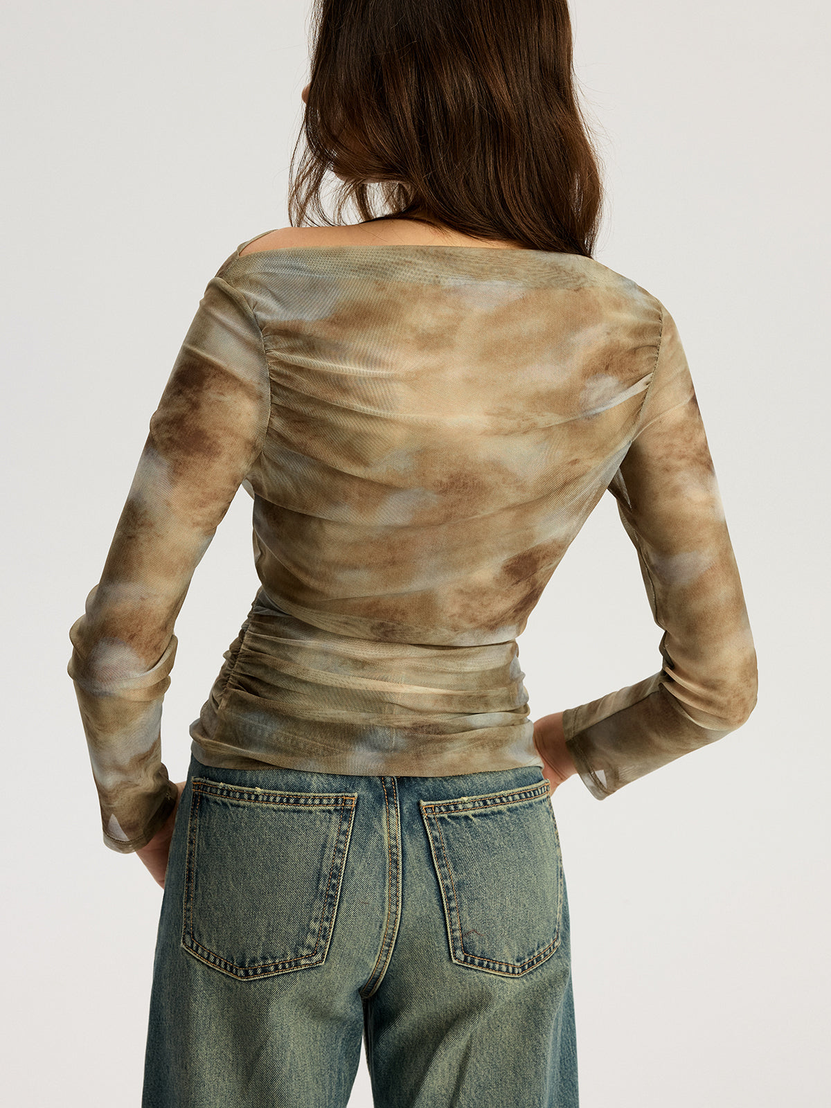 Haut à manches longues et épaules dénudées à imprimé tie-dye