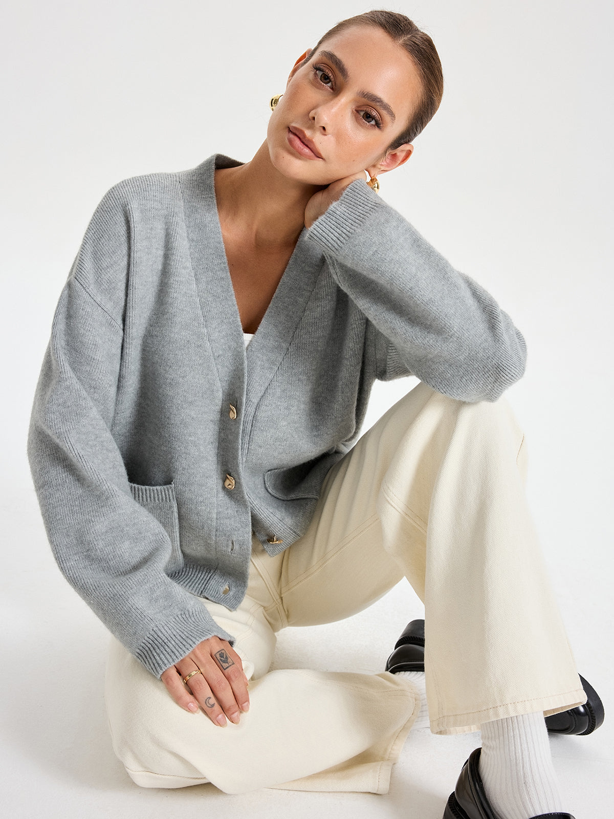 V-Ausschnitt Strickjacke mit Taschen und Metallknöpfen