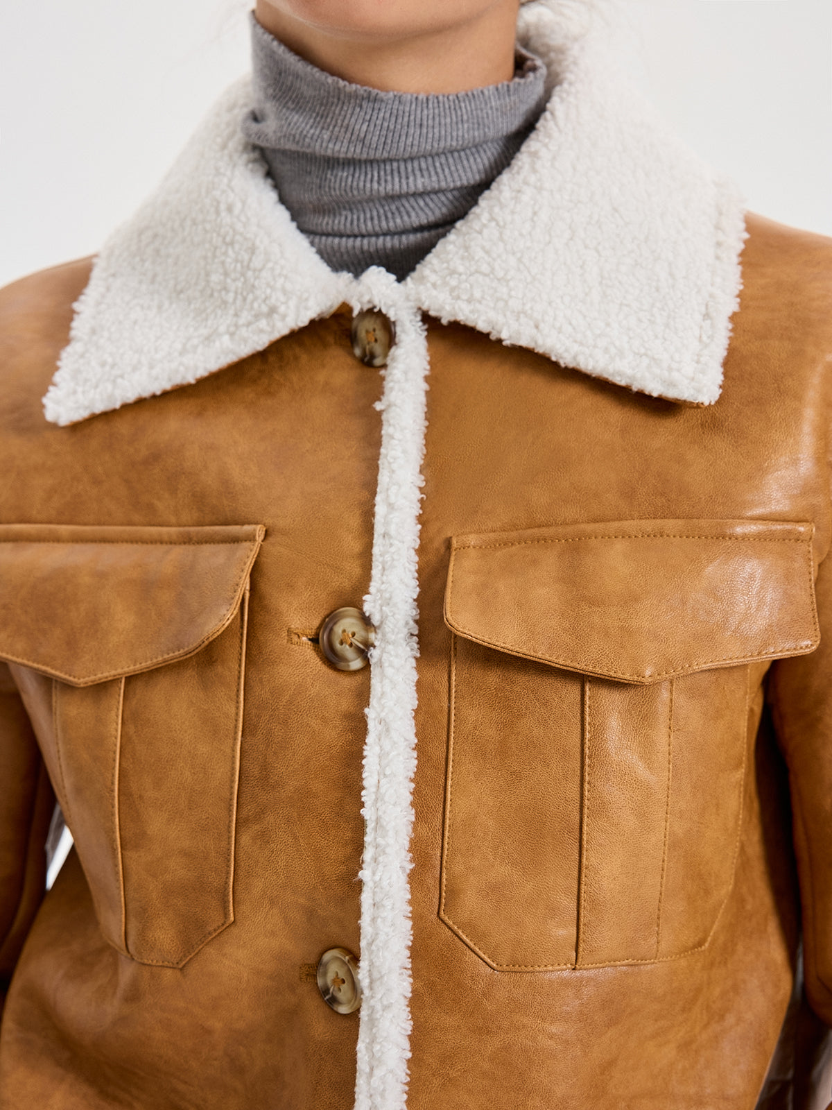 Einreihige Shearling-Jacke mit aufgesetzten Taschen