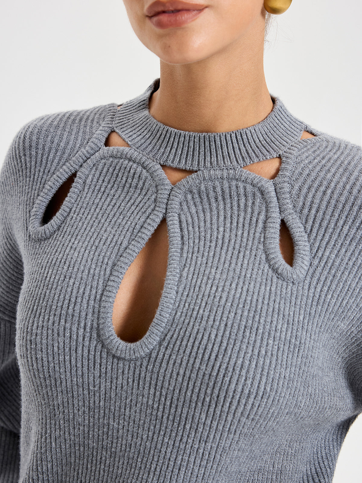 Pull en maille découpé