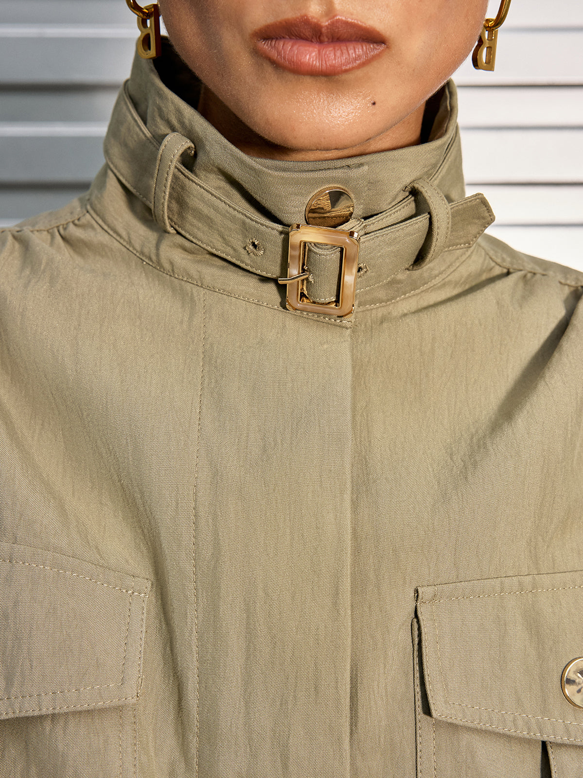 Kurze Jacke aus Baumwollmischung mit Gürtelkragen