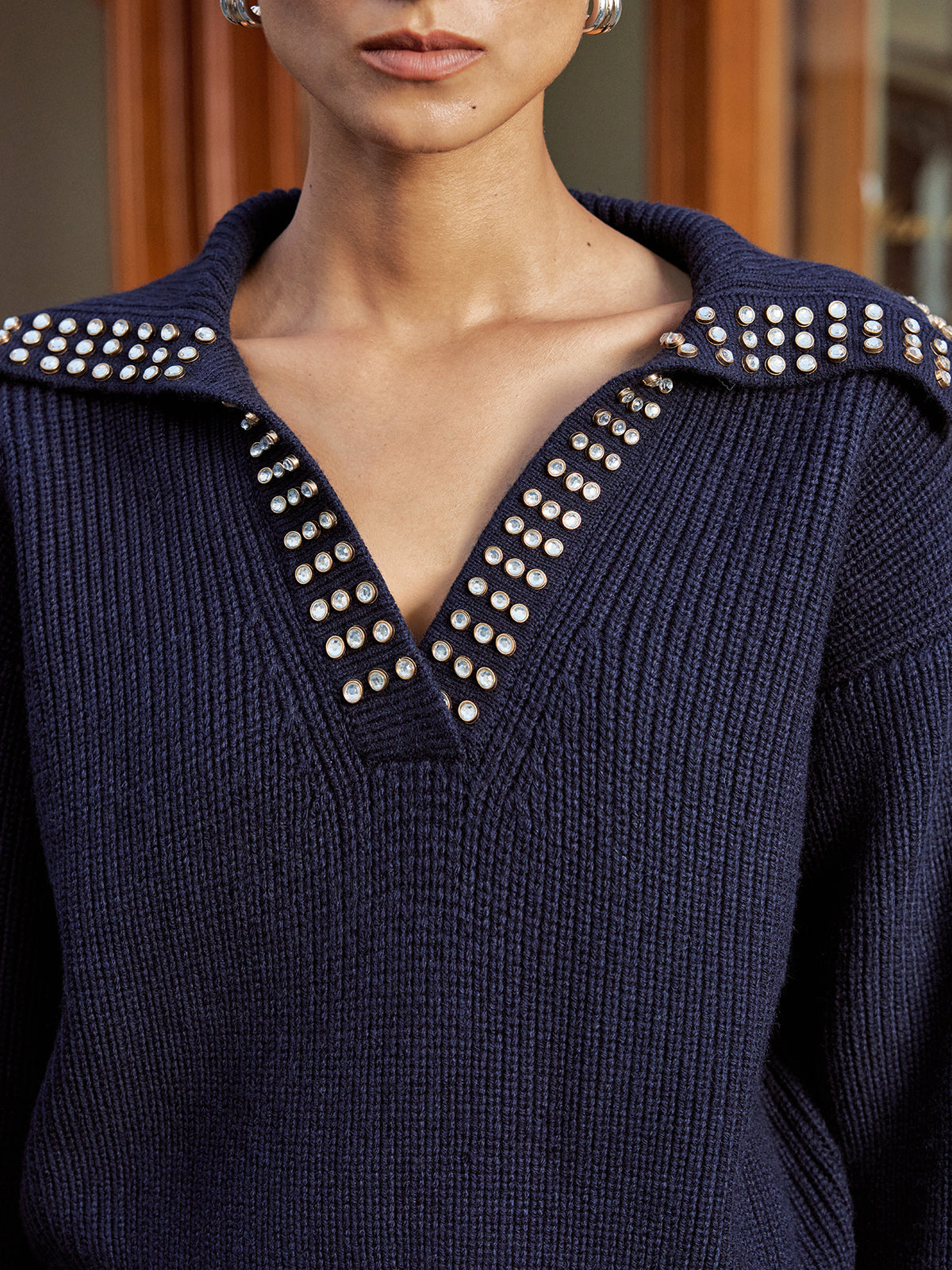Pull en V en laine mélangée avec col clouté