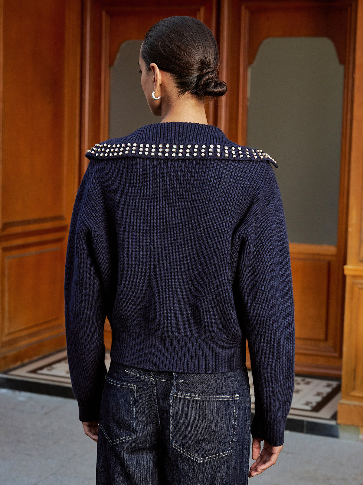 Pull en V en laine mélangée avec col clouté