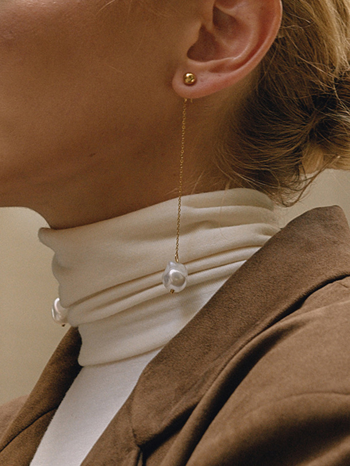 Boucles d'oreilles pendantes en perles baroques et chaîne dorée