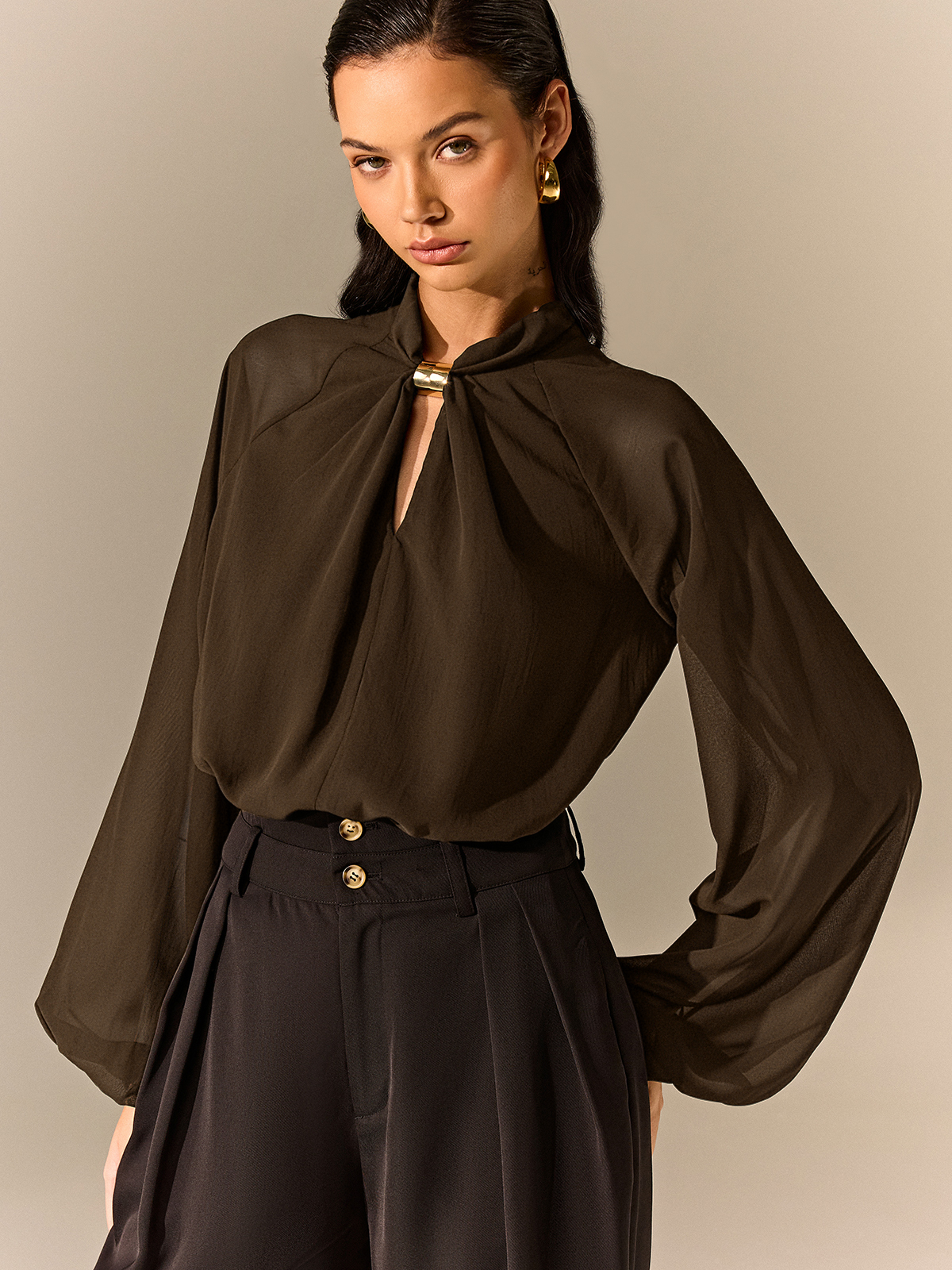 Halbtransparente Chiffonbluse mit Metall-Detail am Ausschnitt
