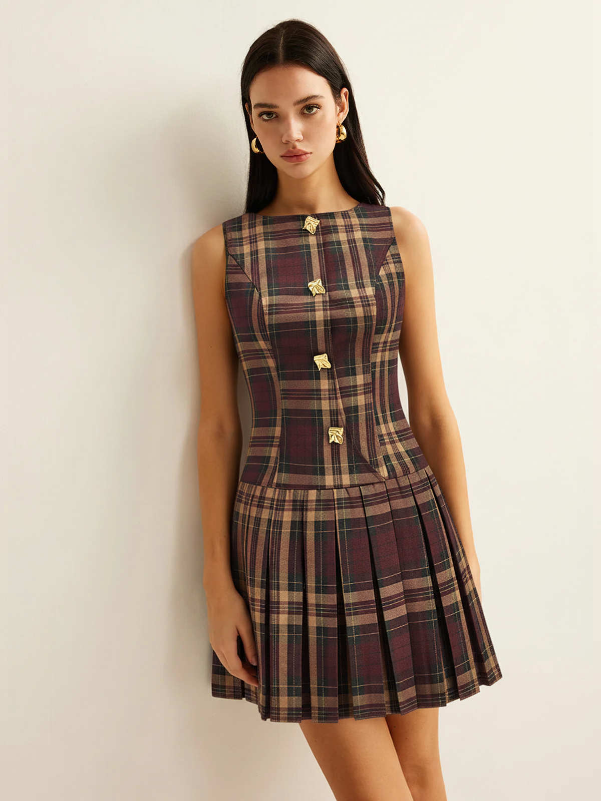Mini-robe plissée sans manches à carreaux et détails métalliques