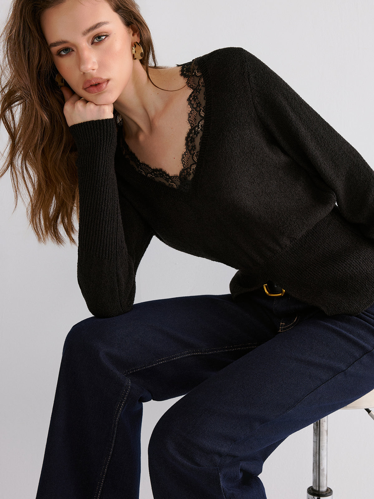 Strickoberteil mit V-Ausschnitt und Spitzenbesatz