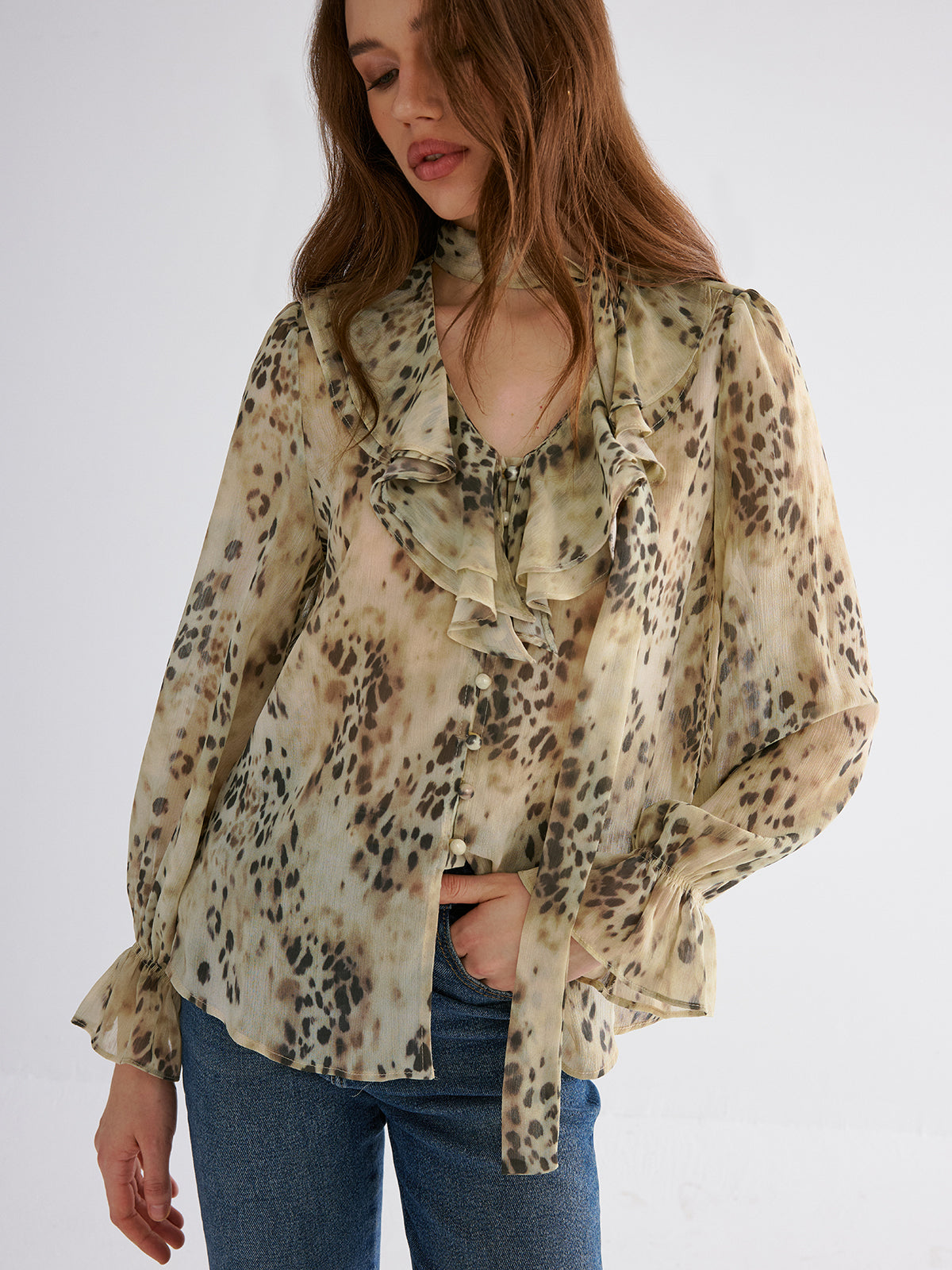 Halbtransparente Rüschenbluse mit Leopardenmuster