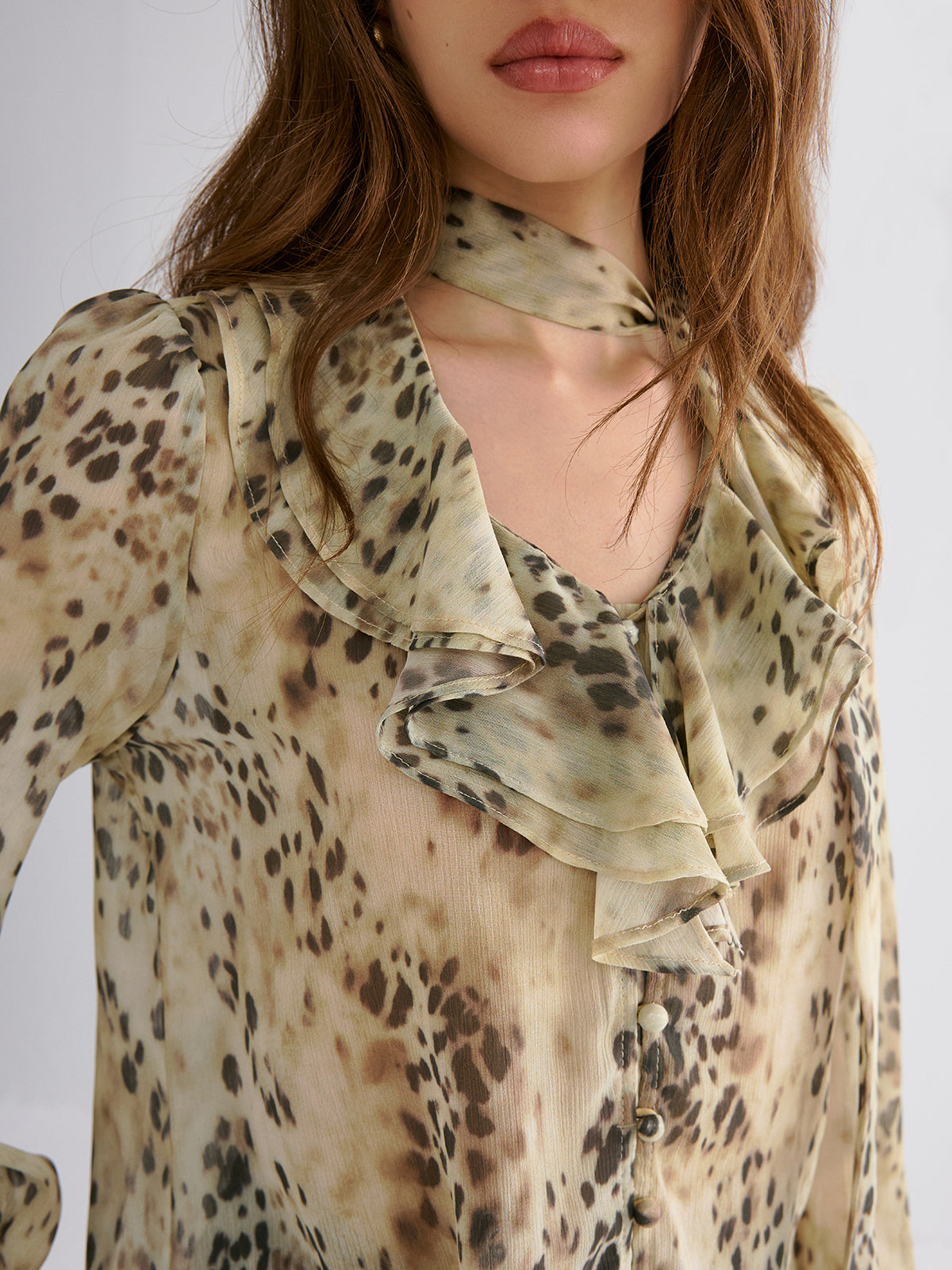 Halbtransparente Rüschenbluse mit Leopardenmuster