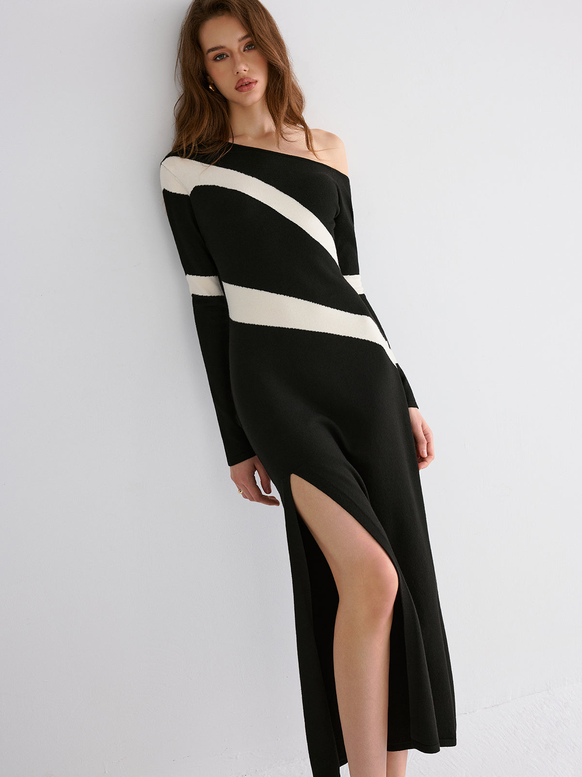 Robe longue fendue à rayures et épaules dénudées