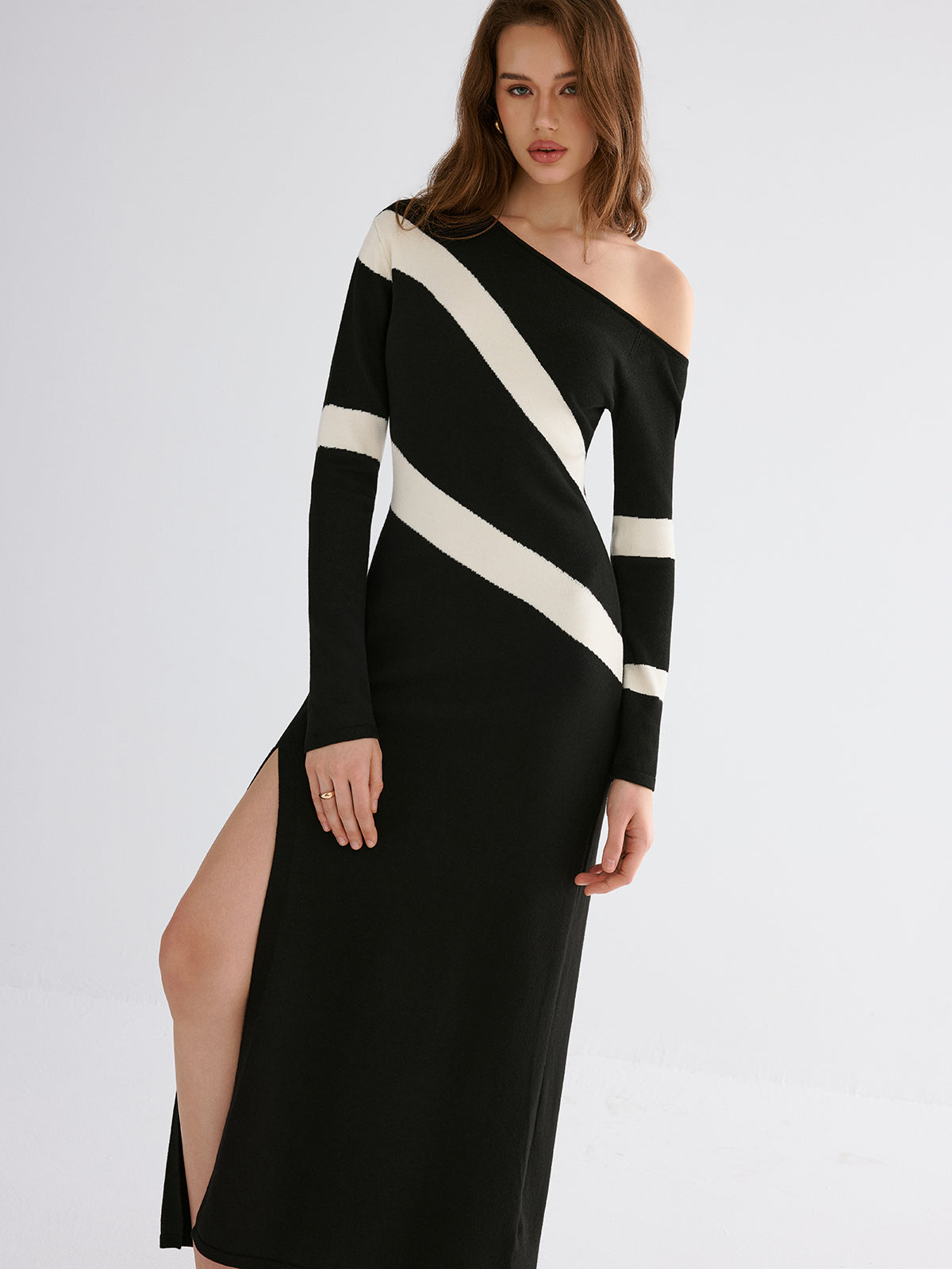 Robe longue fendue à rayures et épaules dénudées