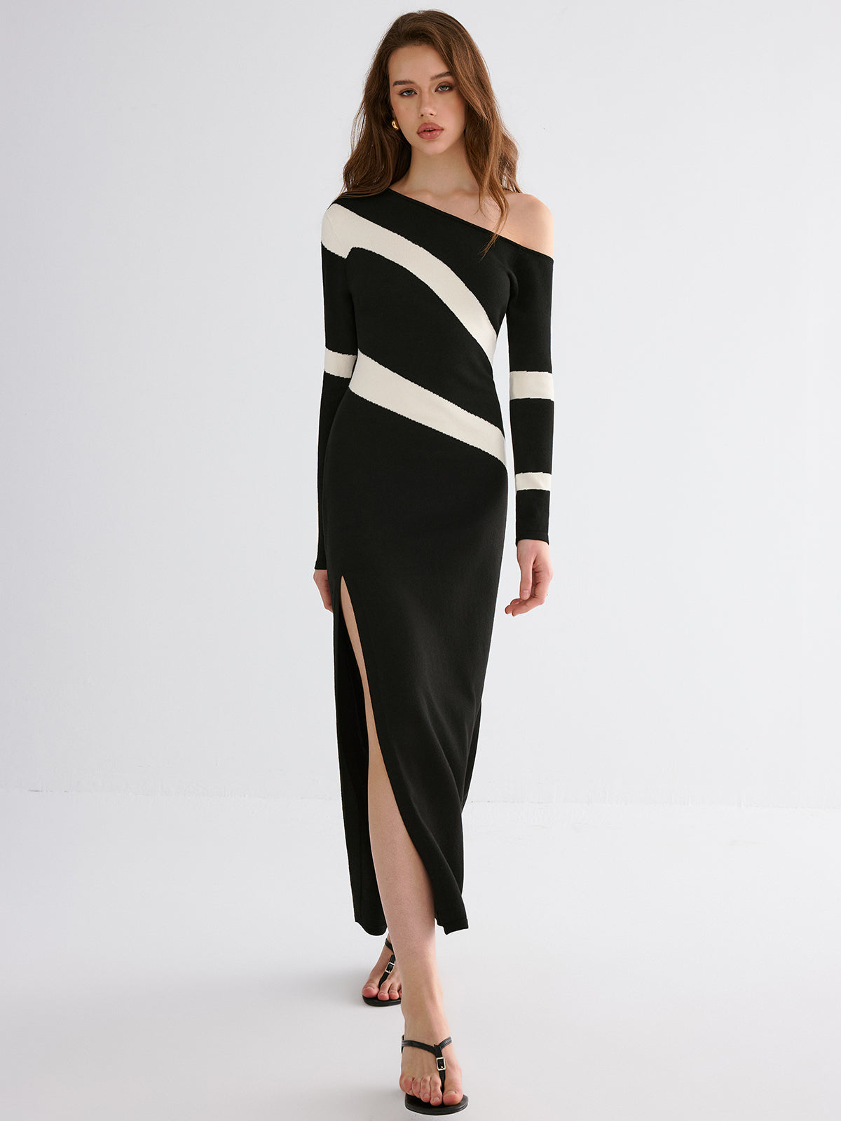 Robe longue fendue à rayures et épaules dénudées