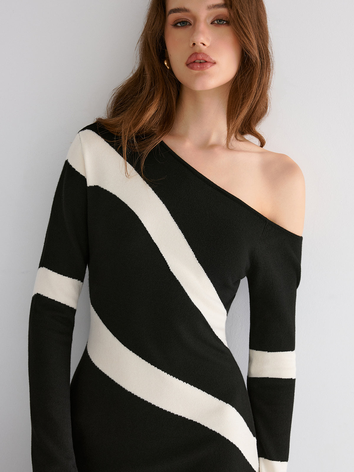 Robe longue fendue à rayures et épaules dénudées