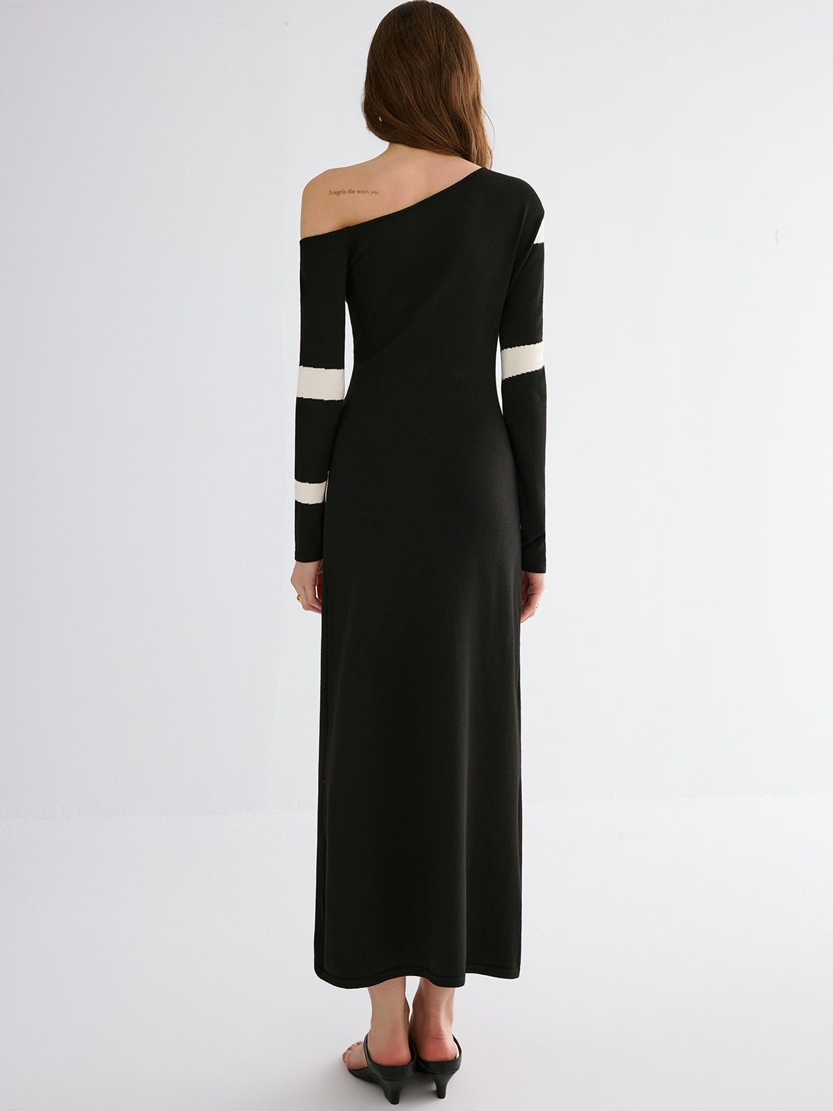 Robe longue fendue à rayures et épaules dénudées