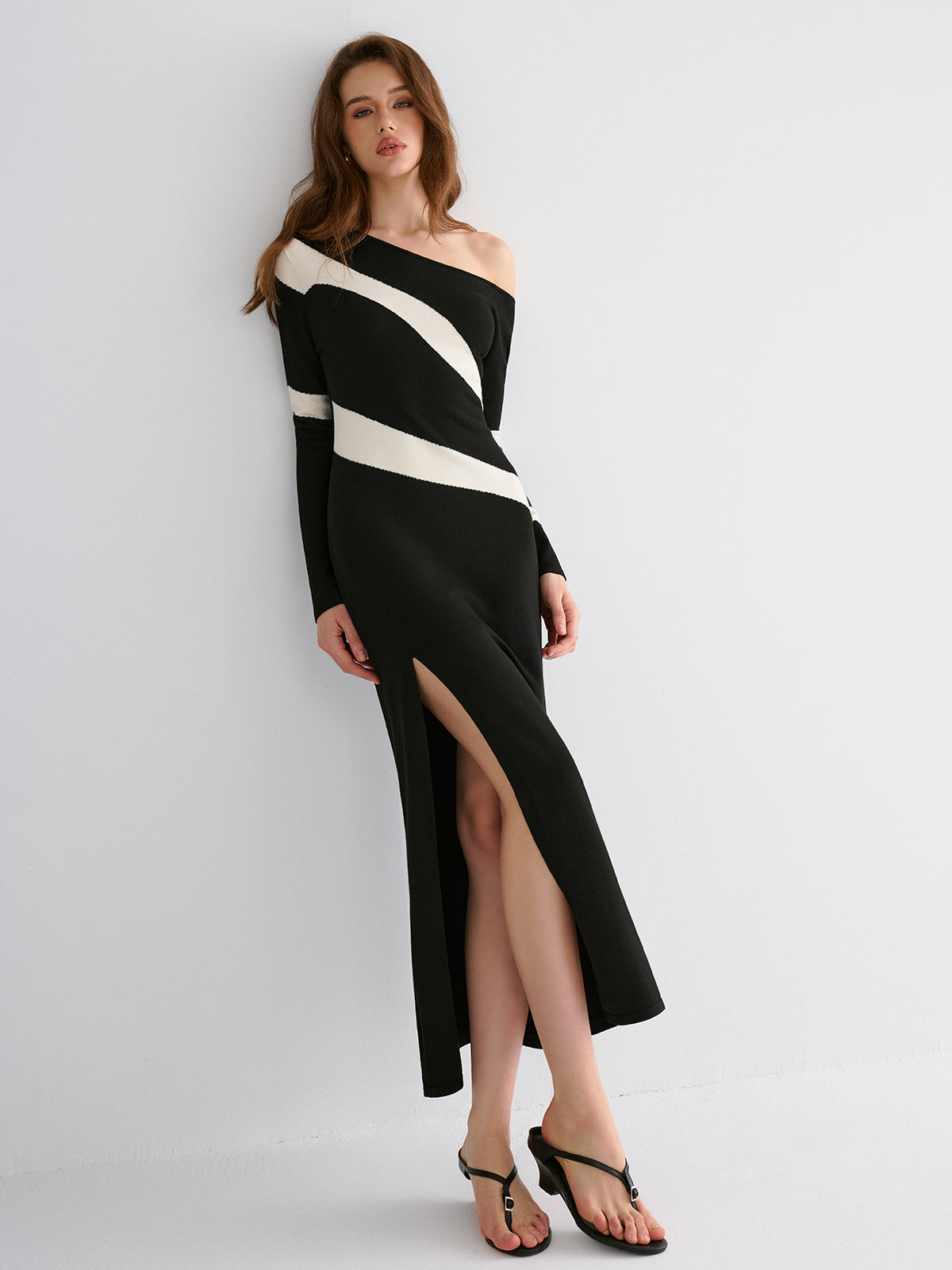Robe longue fendue à rayures et épaules dénudées