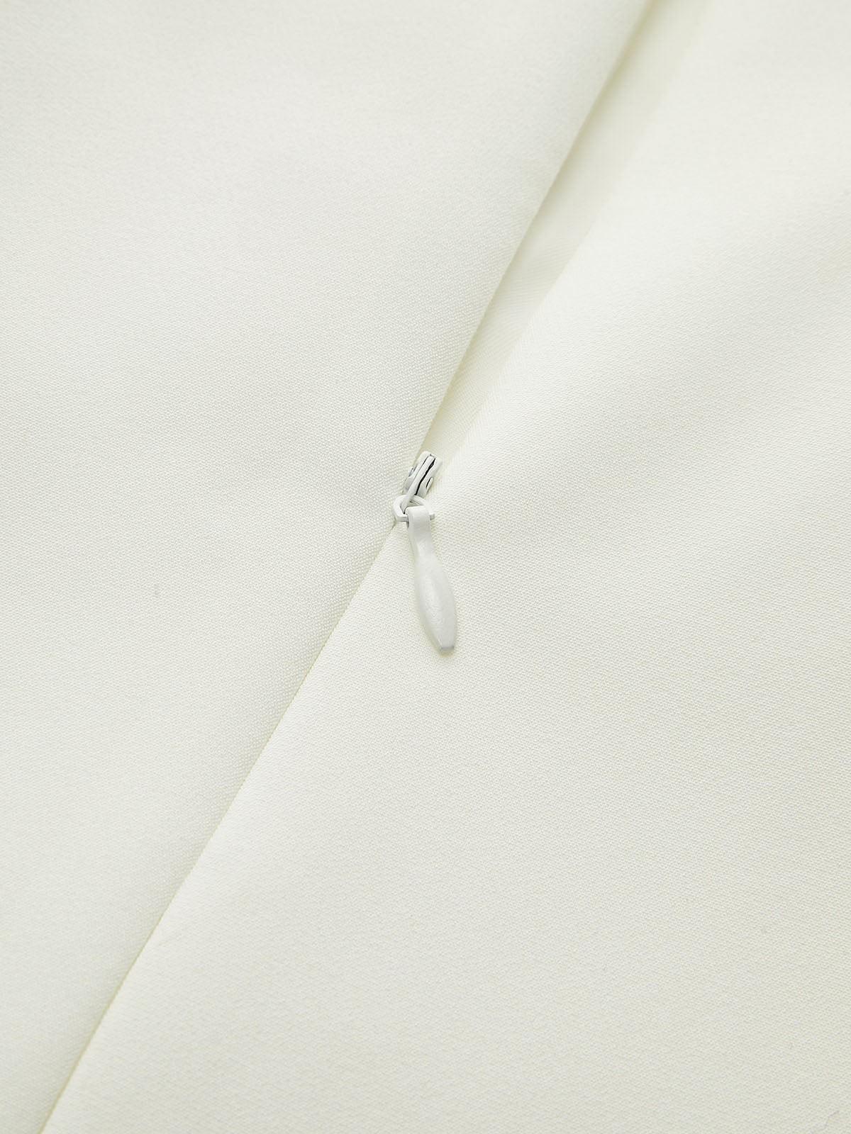 Robe courte sans manches avec détails métalliques