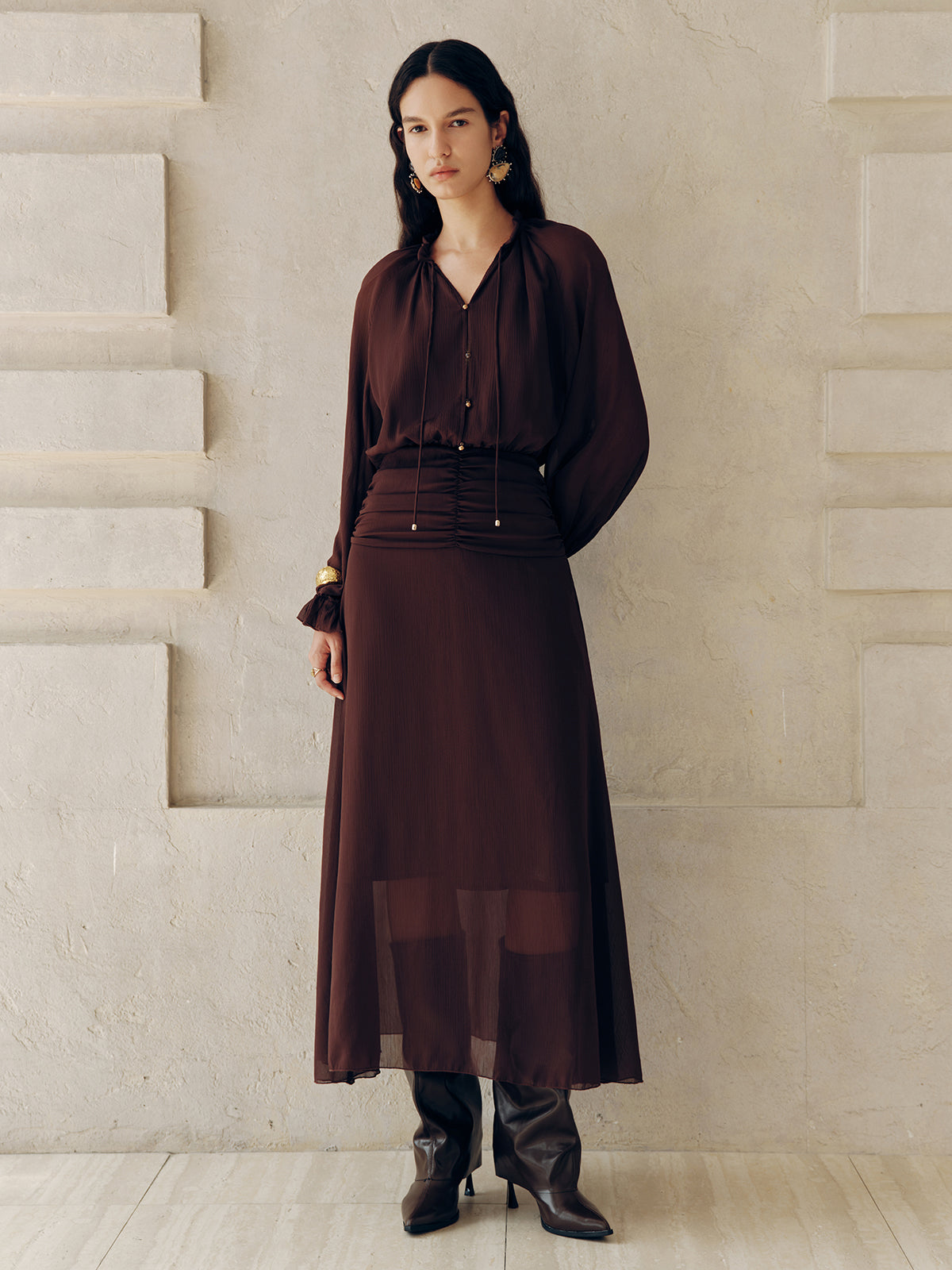 Robe longue en mousseline froncée à col noué