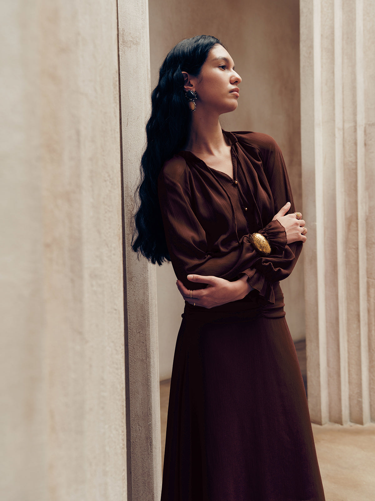 Robe longue en mousseline plissée avec col lavallière