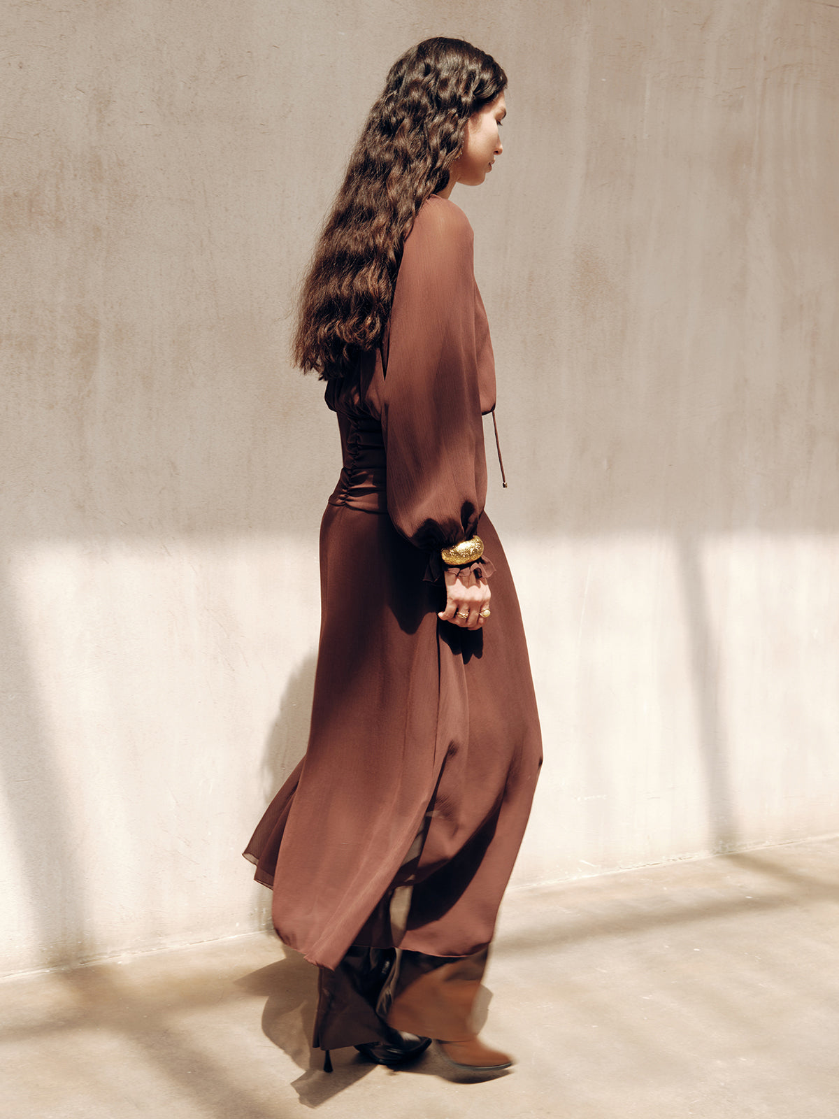 Robe longue en mousseline plissée avec col lavallière