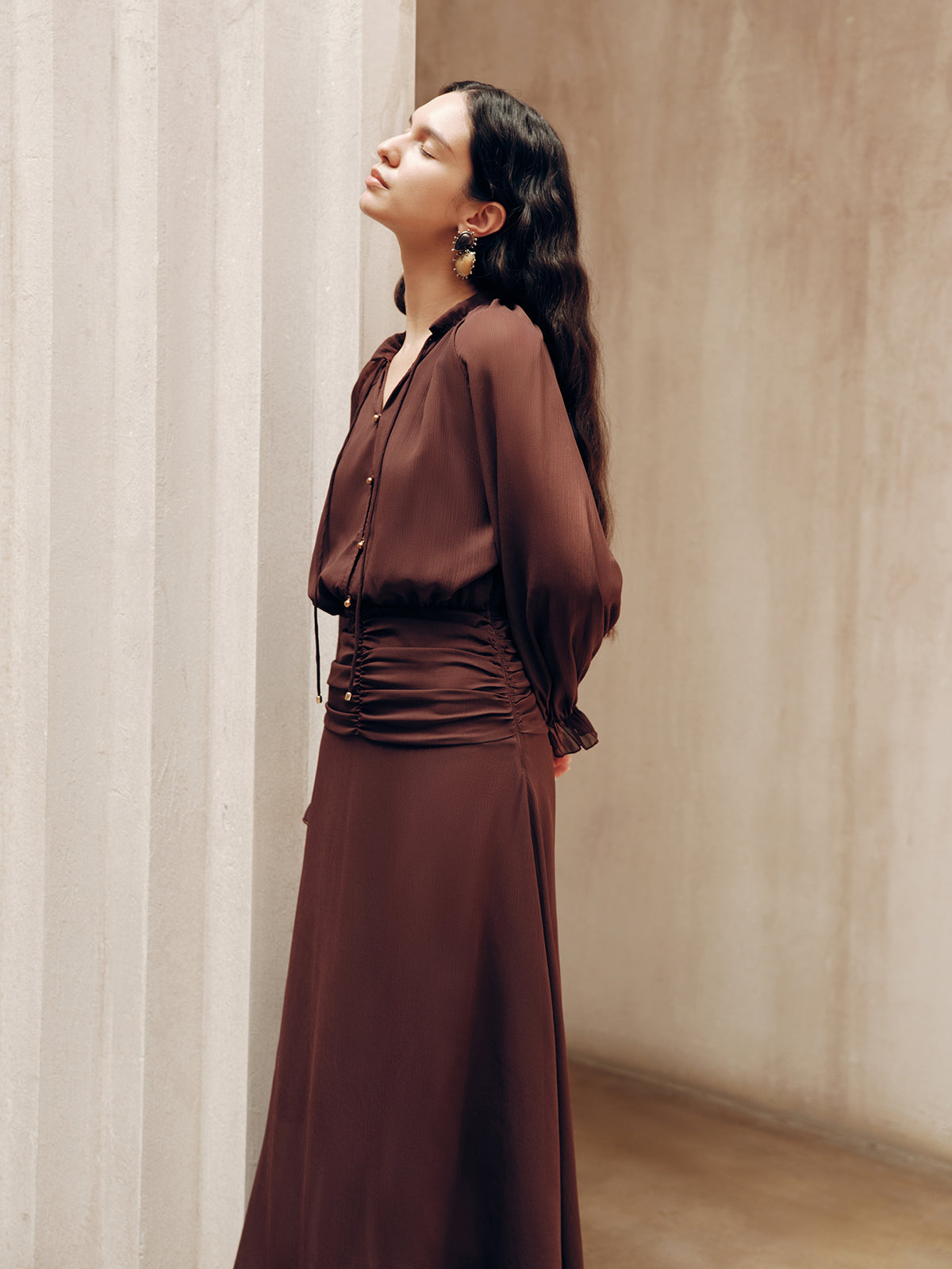 Robe longue en mousseline plissée avec col lavallière