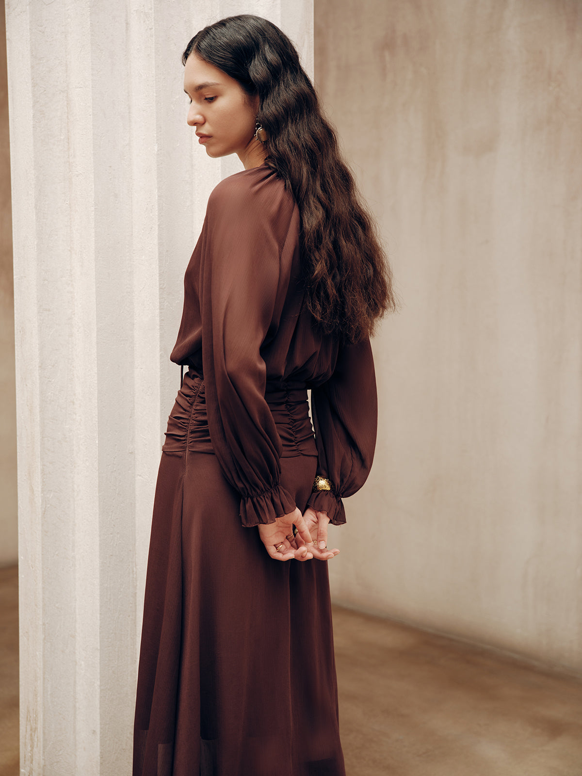 Robe longue en mousseline plissée avec col lavallière