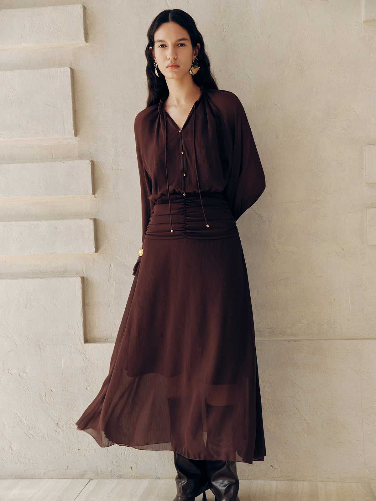 Robe longue en mousseline plissée avec col lavallière