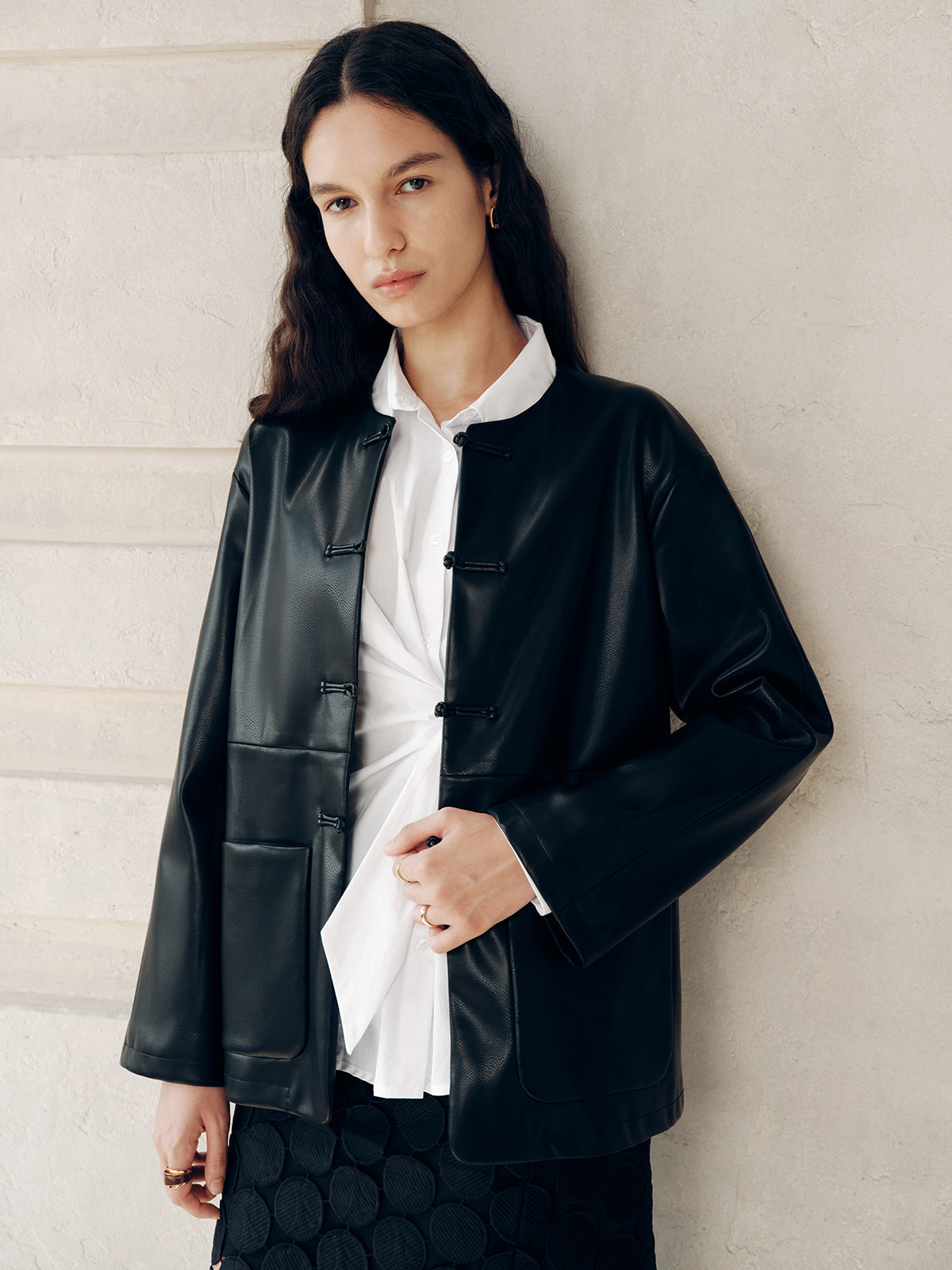Kunstlederjacke mit Knotenknöpfen