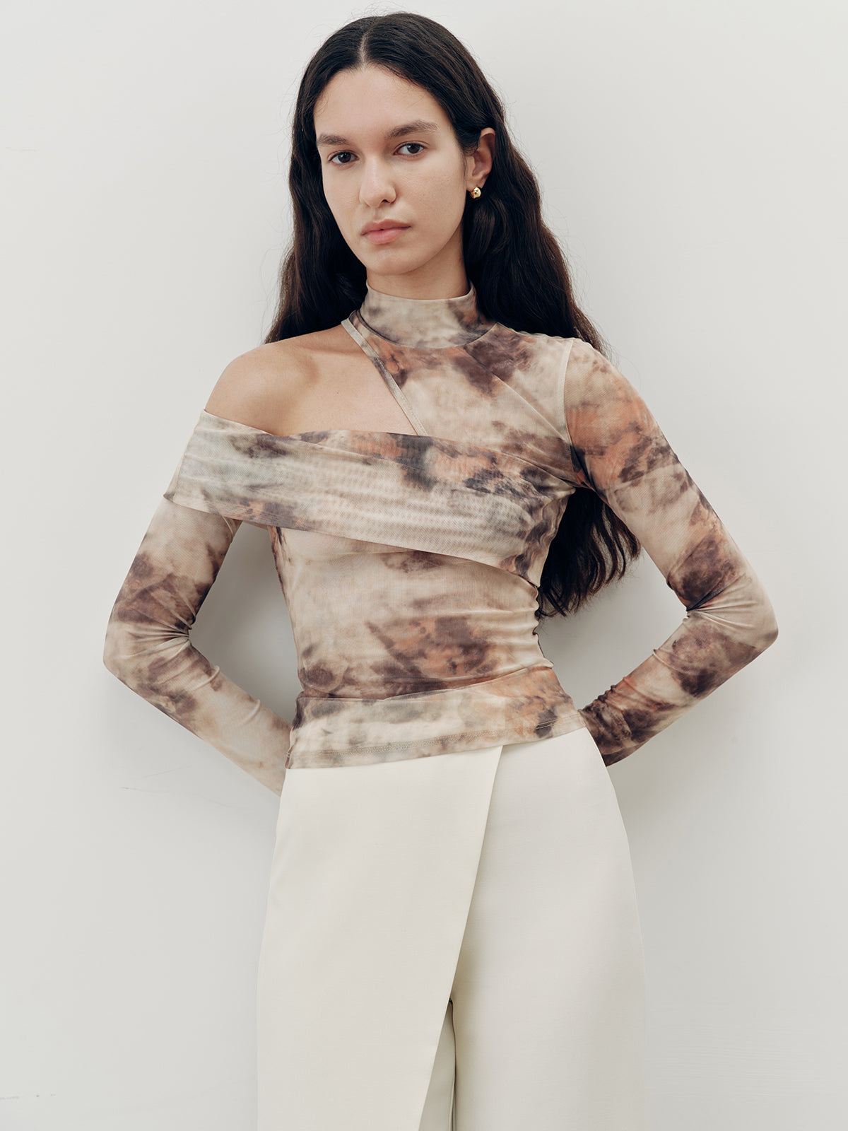 Haut à manches longues asymétrique en maille tie-dye