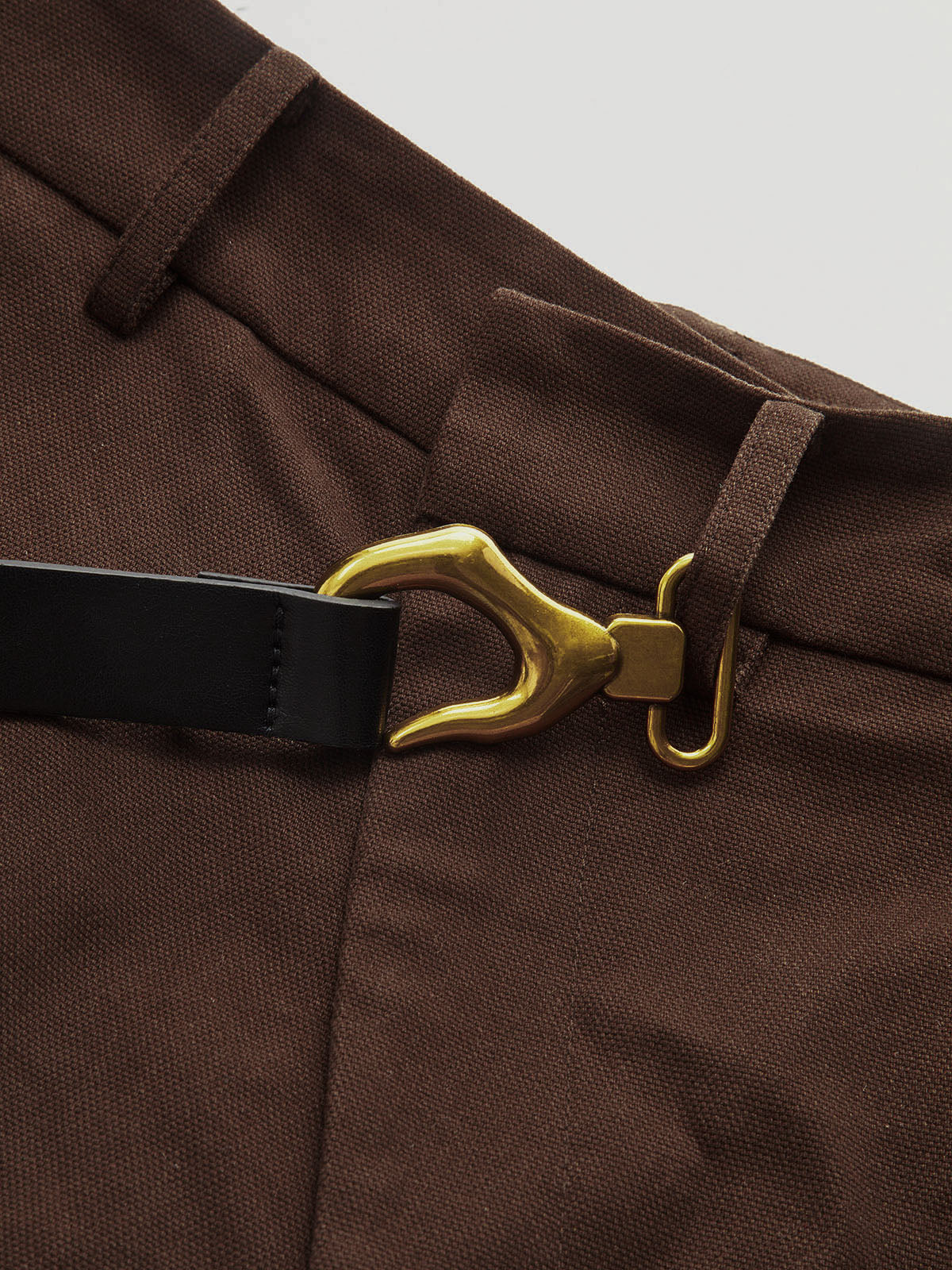 Asymmetrische Hose mit Gürtel und geschwungenem Bein