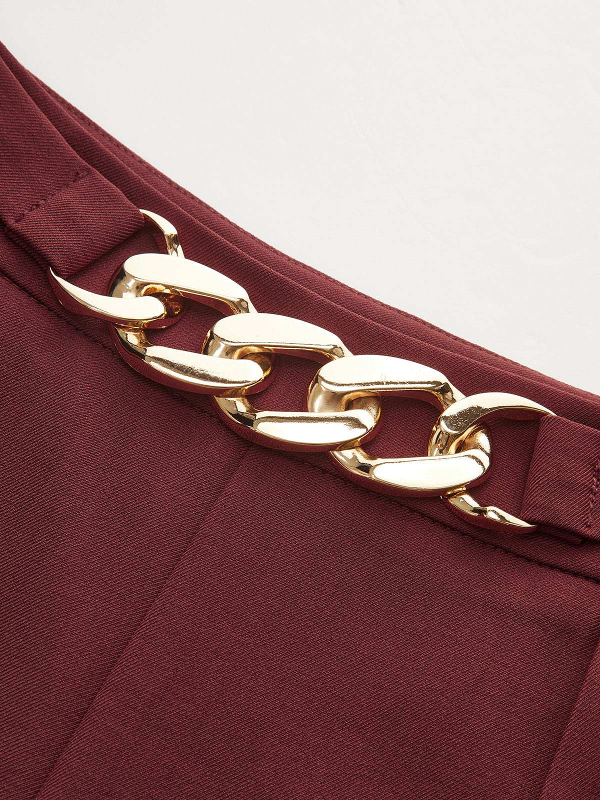 Hochtaillierte Plissee-Hose mit weitem Bein und Kettendetail