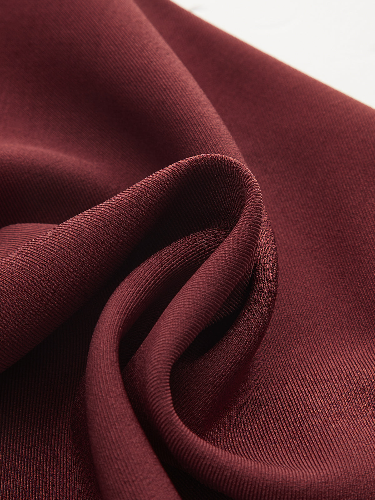 Hochtaillierte Plissee-Hose mit weitem Bein und Kettendetail