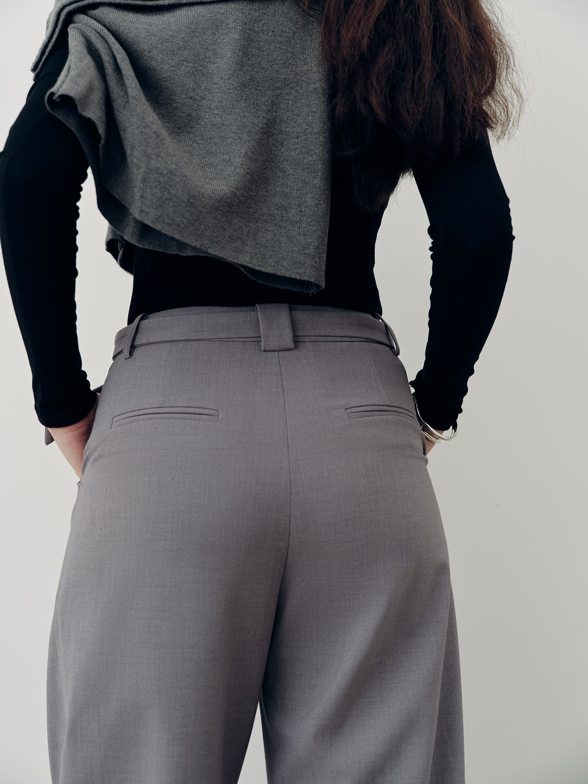 Pantalon plissé taille mi-haute avec ceinture