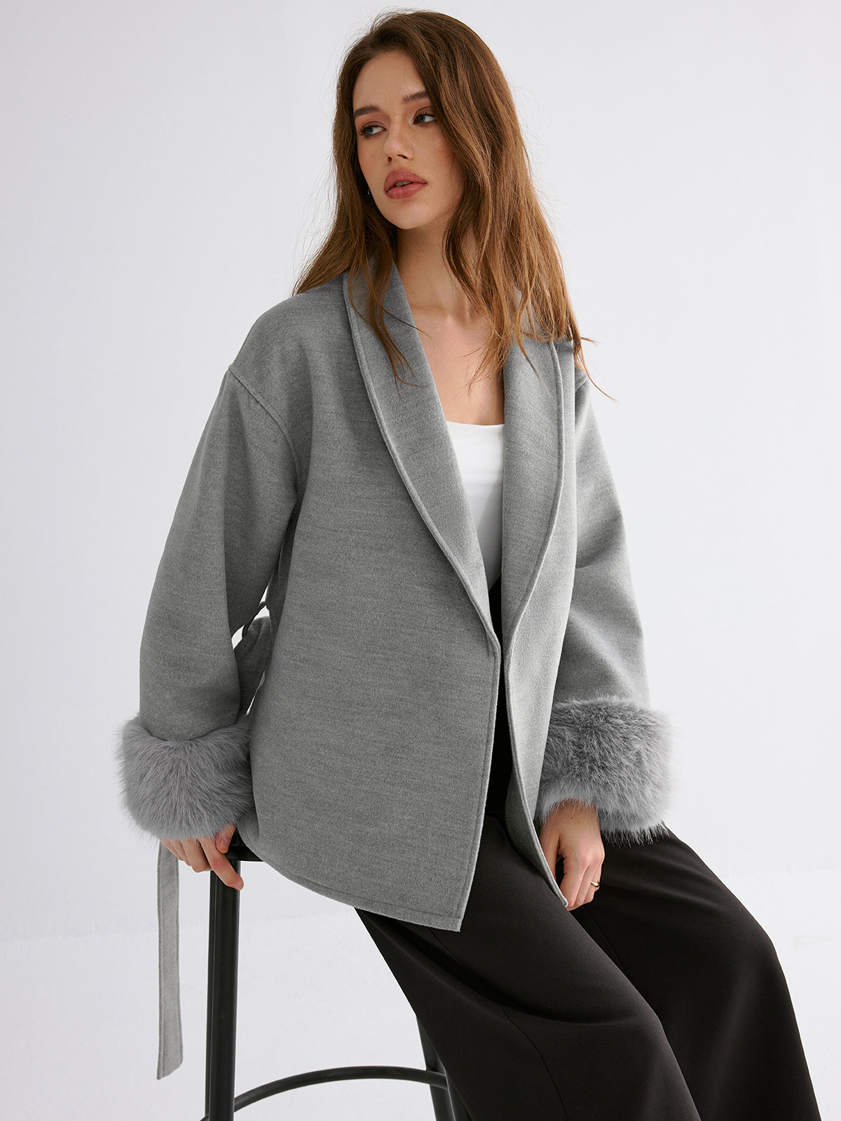 Manteau ceinturé avec poignets en fausse fourrure