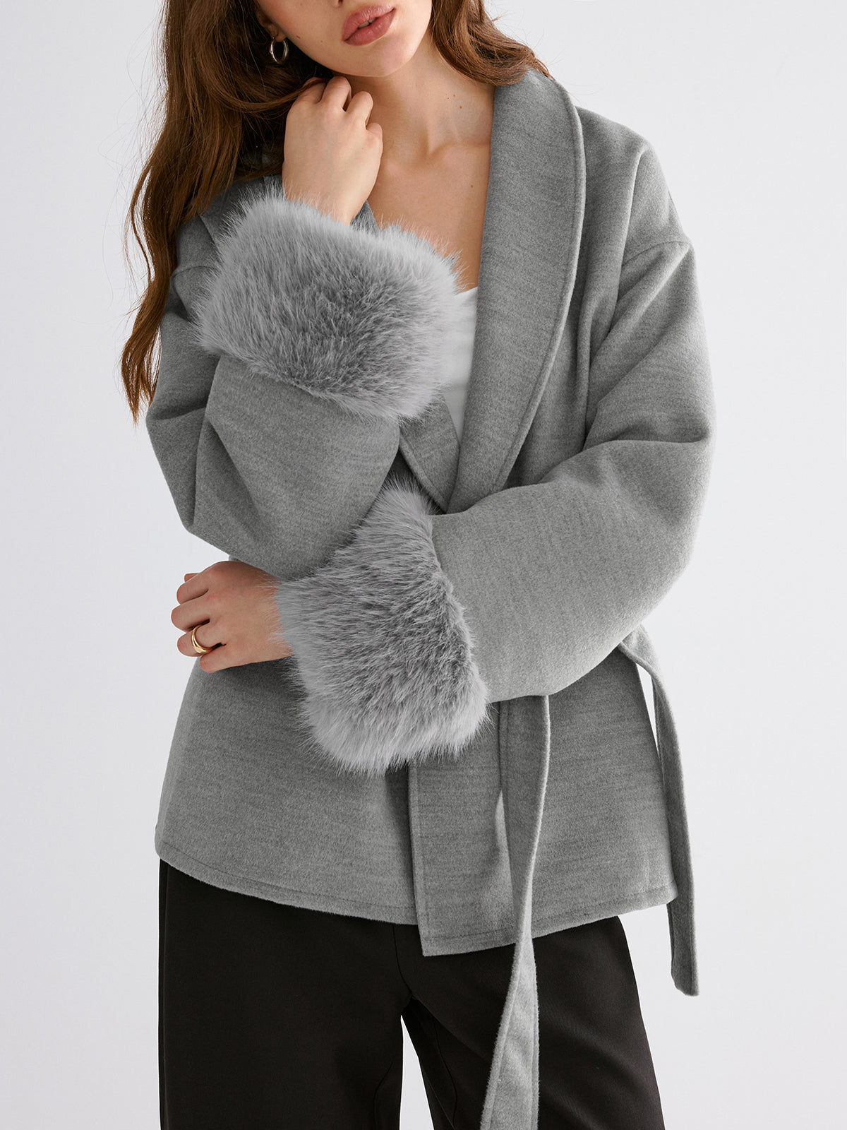 Manteau ceinturé avec poignets en fausse fourrure