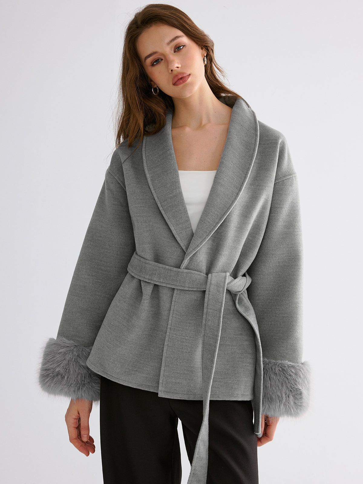 Manteau ceinturé avec poignets en fausse fourrure