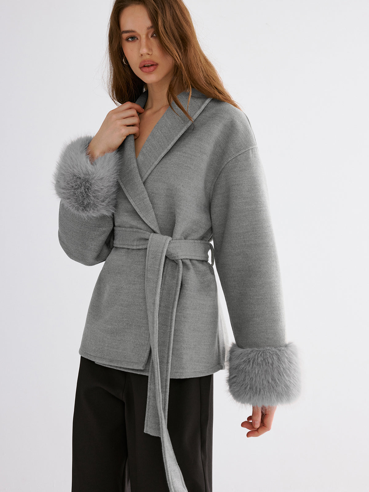 Manteau ceinturé avec poignets en fausse fourrure