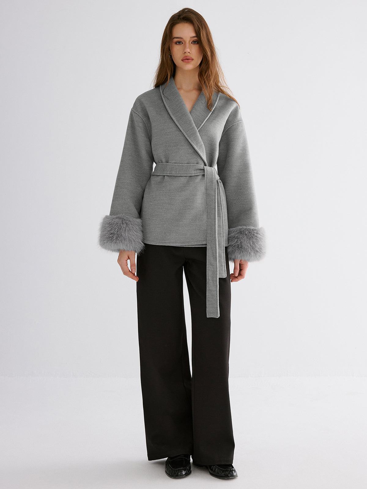 Manteau ceinturé avec poignets en fausse fourrure