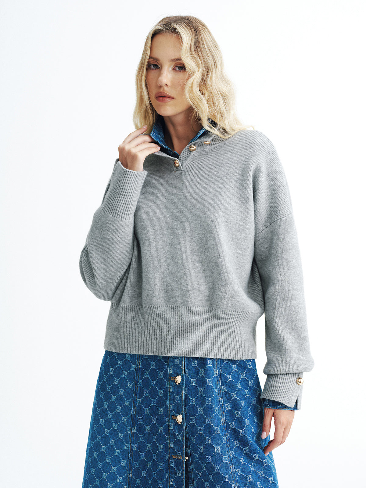 Lässiger Pullover mit Stehkragen und Knopfdetails